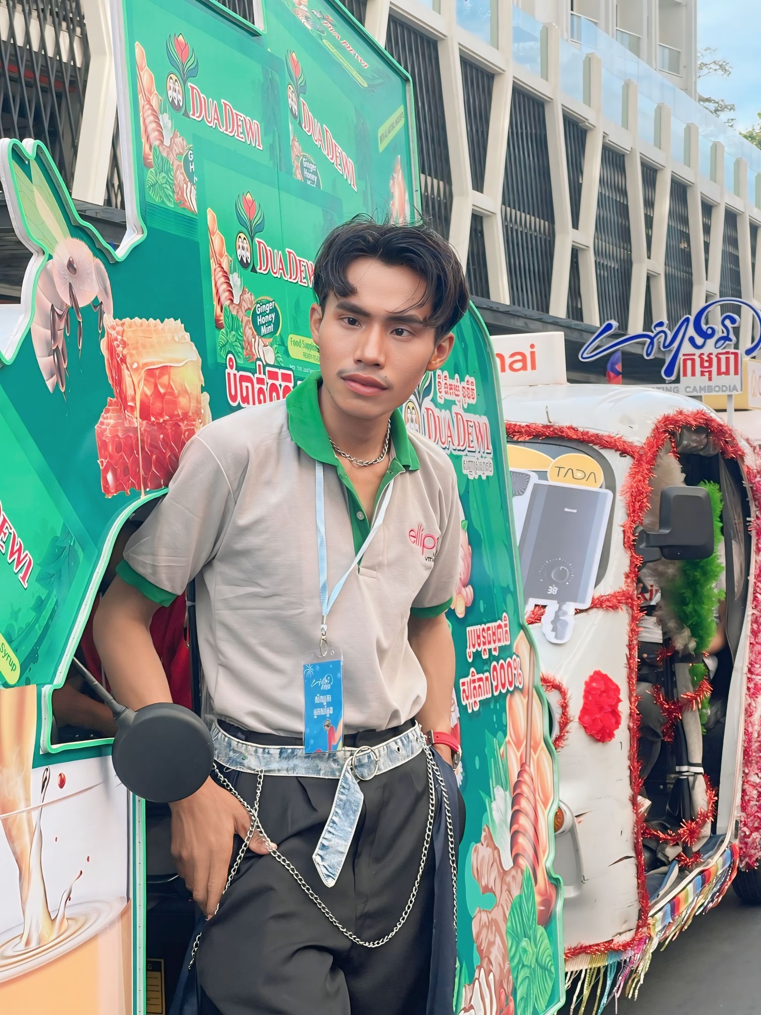 Khoảnh khắc khiến netizen xôn xao của đương kim Nam vương Campuchia và chàng trai Khoảnh khắc khiến netizen xôn xao của đương kim Nam vương Campuchia và chàng trai