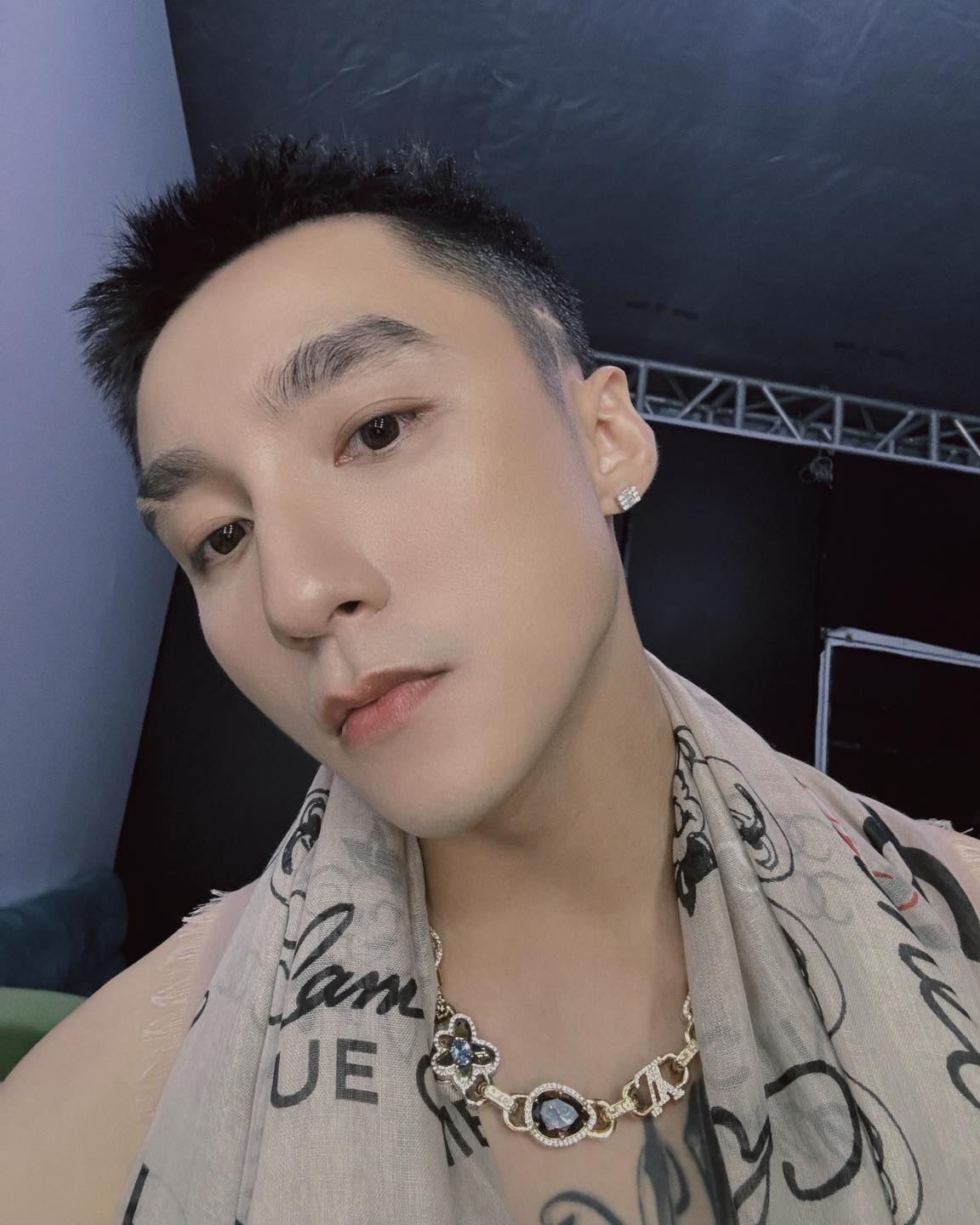 Hot nhất MXH: Sơn Tùng ôm chặt fan nữ nhưng mặt như sắp khóc tới nơi- Ảnh 4. Hot nhất MXH: Sơn Tùng ôm chặt fan nữ nhưng mặt như sắp khóc tới nơi- Ảnh 4.