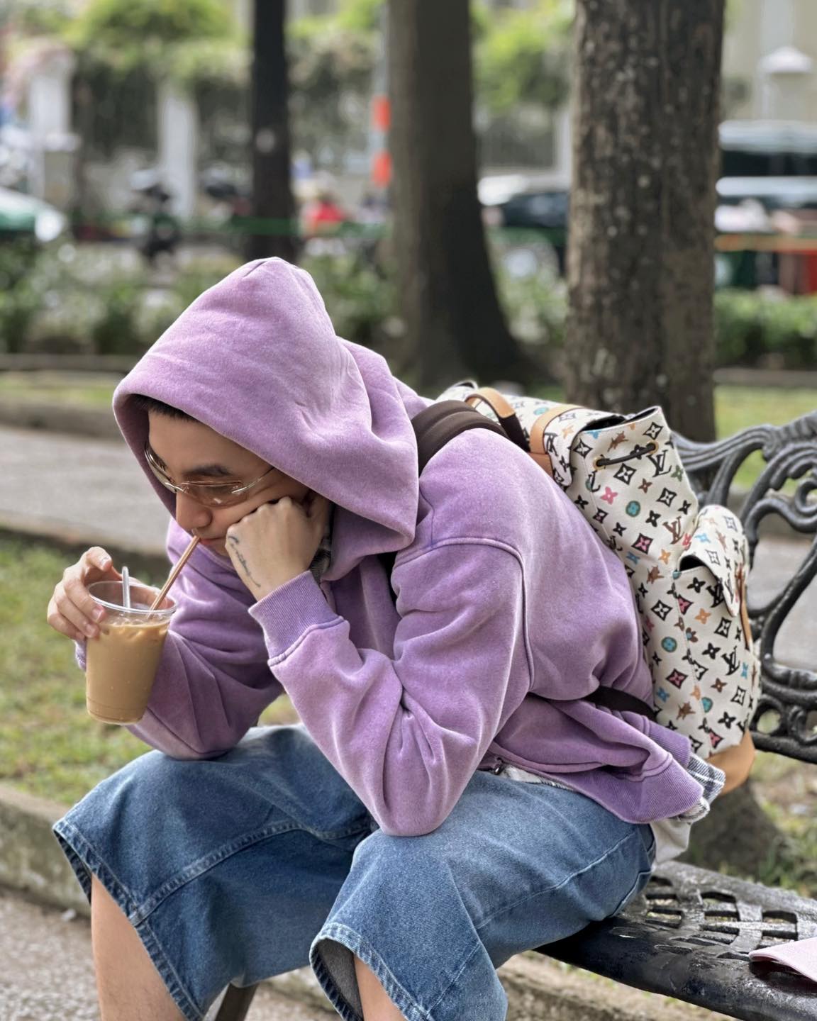 HOT: Sơn Tùng đi cafe bệt Nhà thờ Đức Bà,