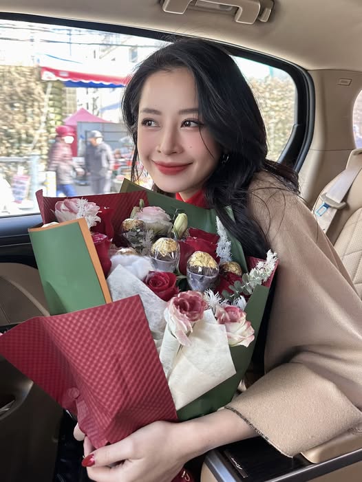 Chi Pu nhăn mặt khi bị fan tóm lại giữa đường, chuyện gì đây?- Ảnh 3.