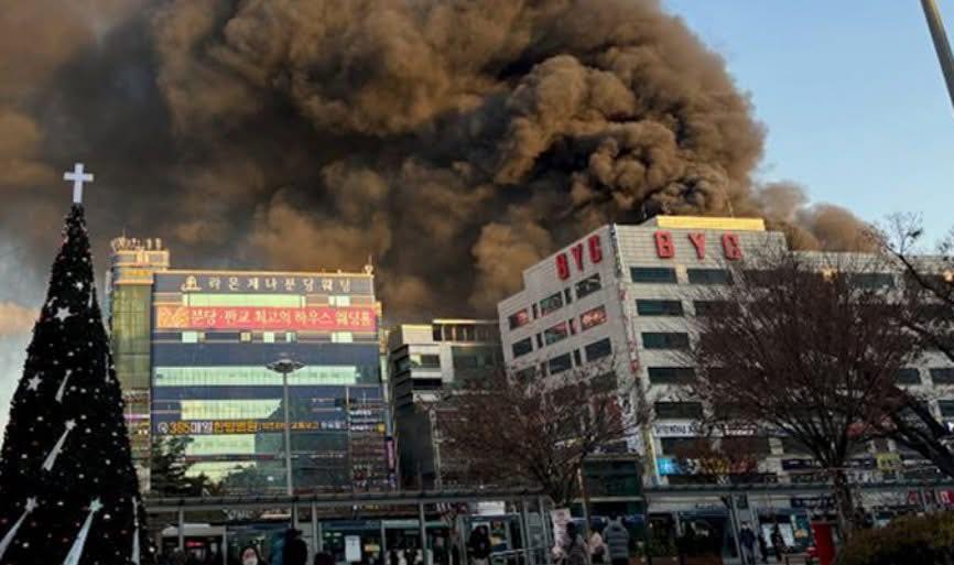 Hàn Quốc: Cháy lớn tại toà nhà cao tầng khi hơn 300 người vẫn mắc kẹt bên trong- Ảnh 2. Hàn Quốc: Cháy lớn tại toà nhà cao tầng khi hơn 300 người vẫn mắc kẹt bên trong- Ảnh 2.