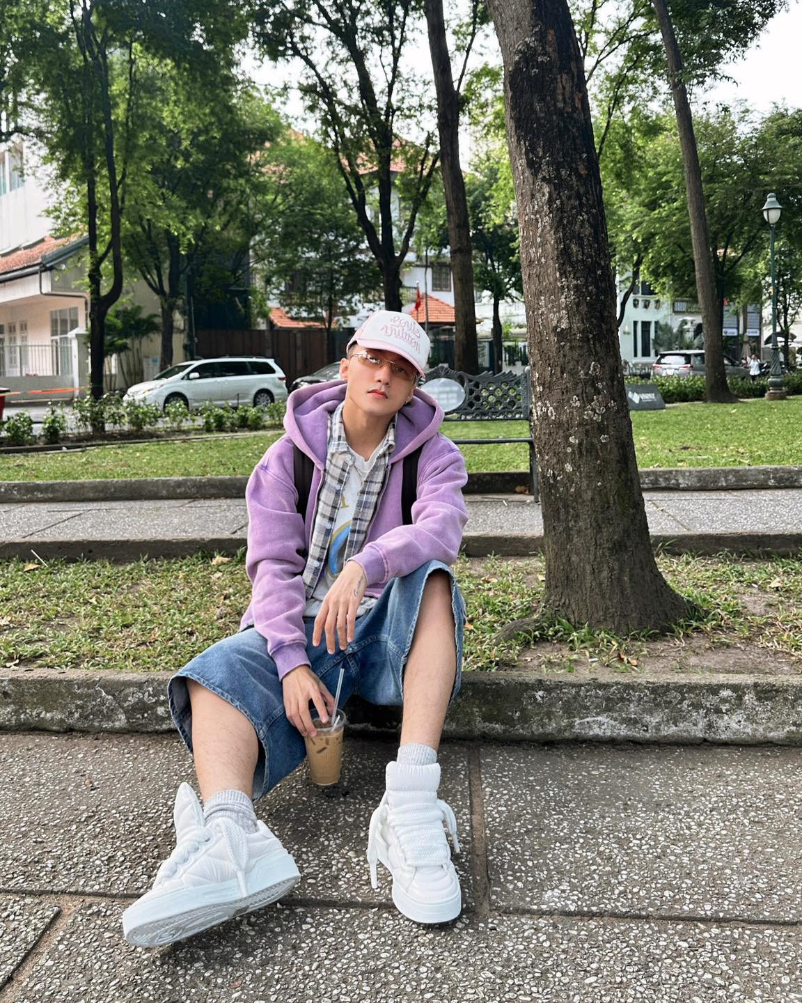 HOT: Sơn Tùng đi cafe bệt Nhà thờ Đức Bà,