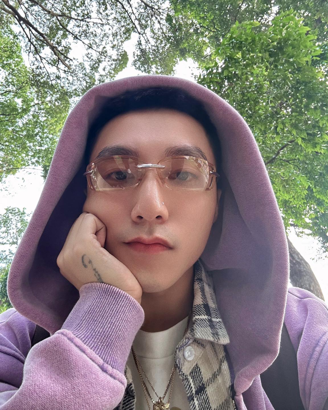 HOT: Sơn Tùng đi cafe bệt Nhà thờ Đức Bà,