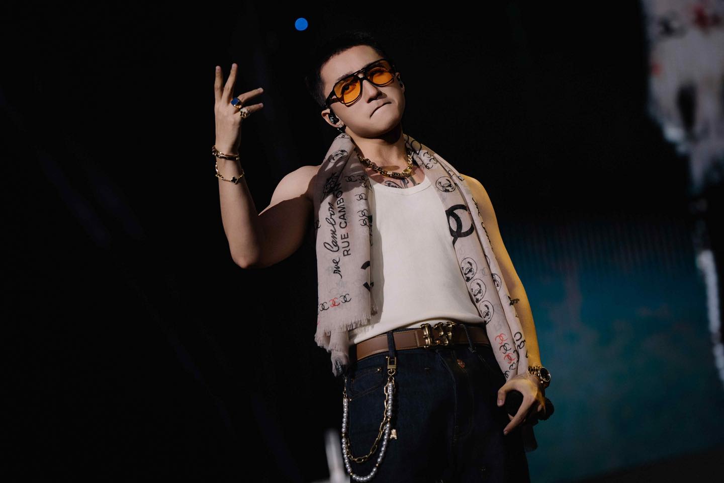 HOT: Sơn Tùng đi cafe bệt Nhà thờ Đức Bà,