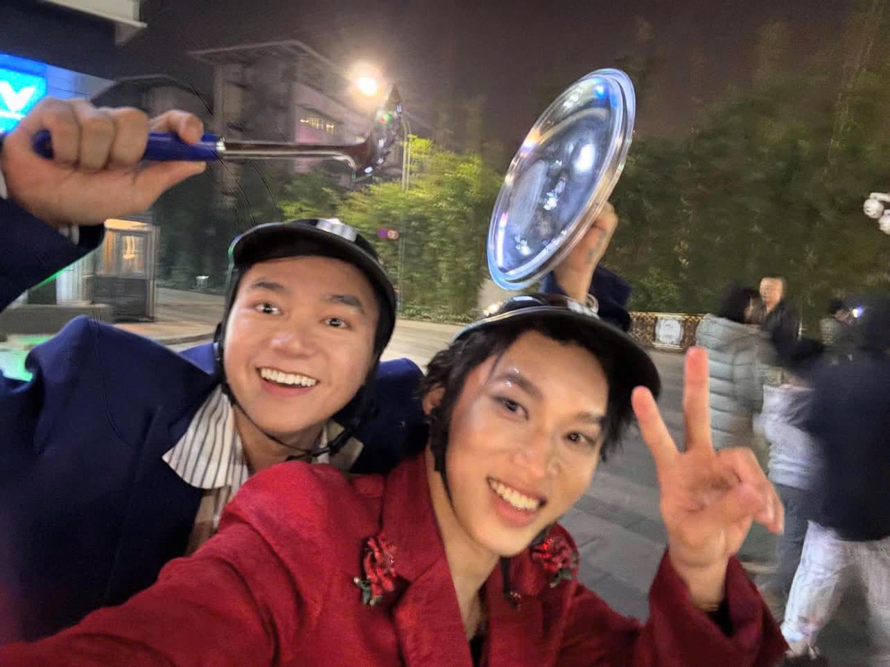 2 sao nam Vbiz bị camera ghi lại mặt như “mất sổ gạo” khi đang