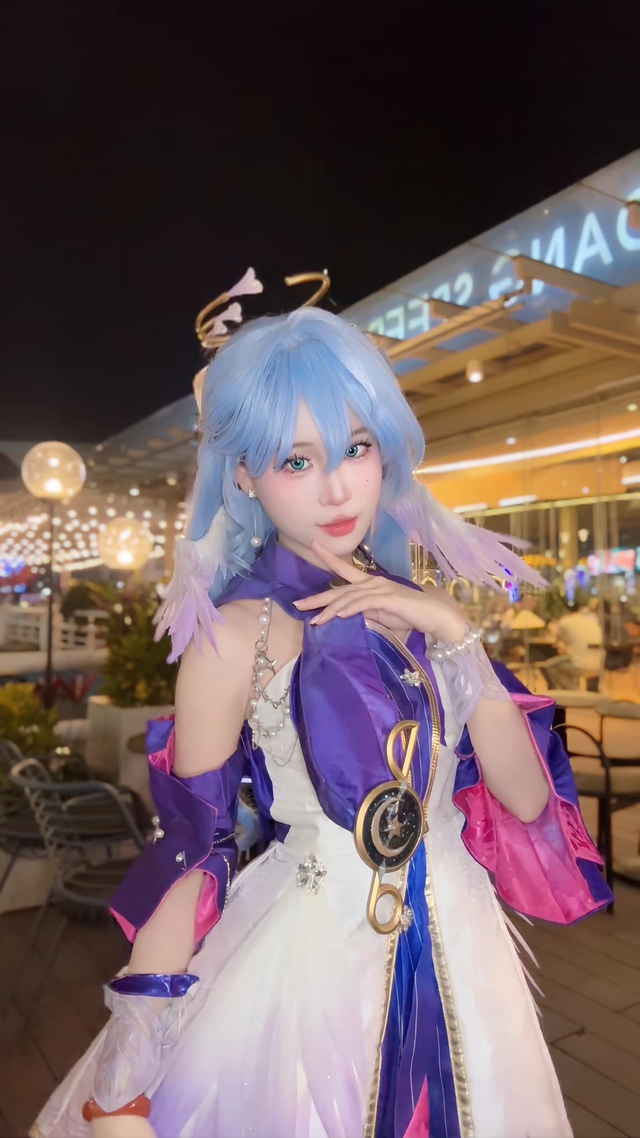 Nữ streamer gây ấn tượng với những màn biến hình