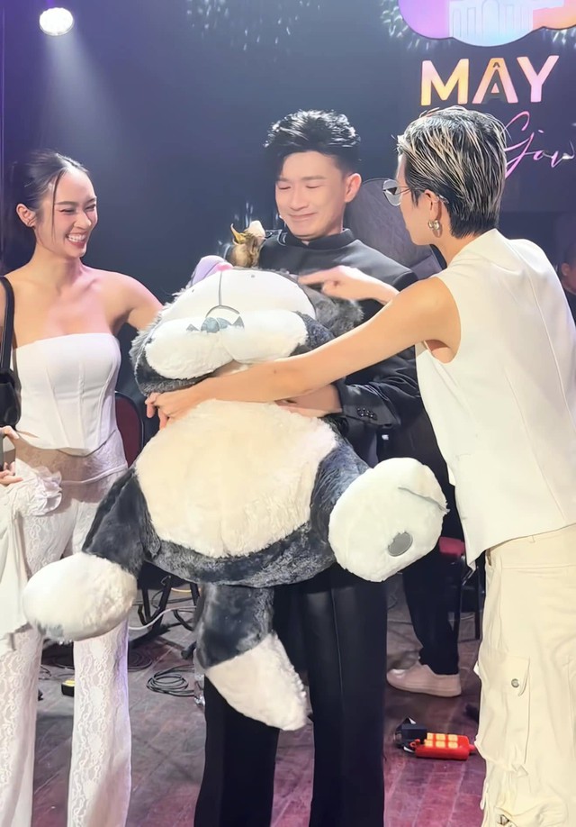 Vướng tin hẹn hò, 2 sao nữ Vbiz tiếp tục lộ hint tình cảm- Ảnh 1. Vướng tin hẹn hò, 2 sao nữ Vbiz tiếp tục lộ hint tình cảm- Ảnh 1.