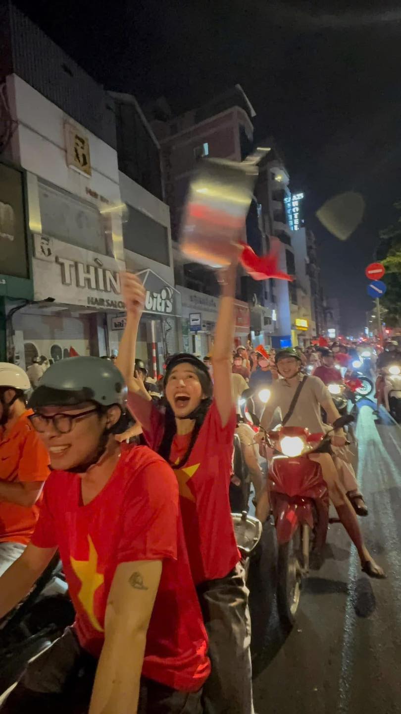 2 sao nam Vbiz bị camera ghi lại mặt như “mất sổ gạo” khi đang