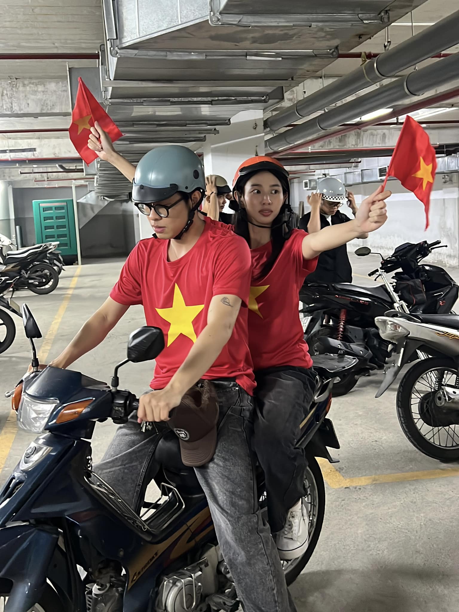 Sao nam Vbiz bị phát hiện bỏ người yêu ở nhà nhưng lại chở Thùy Tiên đi Sao nam Vbiz bị phát hiện bỏ người yêu ở nhà nhưng lại chở Thùy Tiên đi