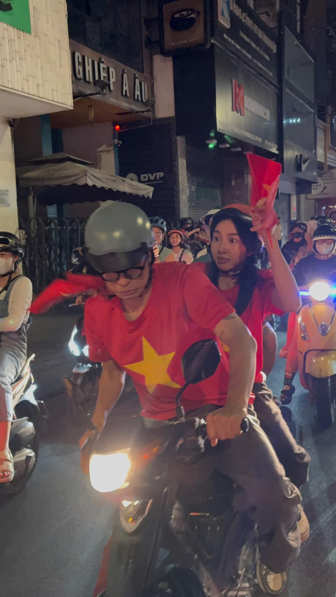 Sao nam Vbiz bị phát hiện bỏ người yêu ở nhà nhưng lại chở Thùy Tiên đi Sao nam Vbiz bị phát hiện bỏ người yêu ở nhà nhưng lại chở Thùy Tiên đi