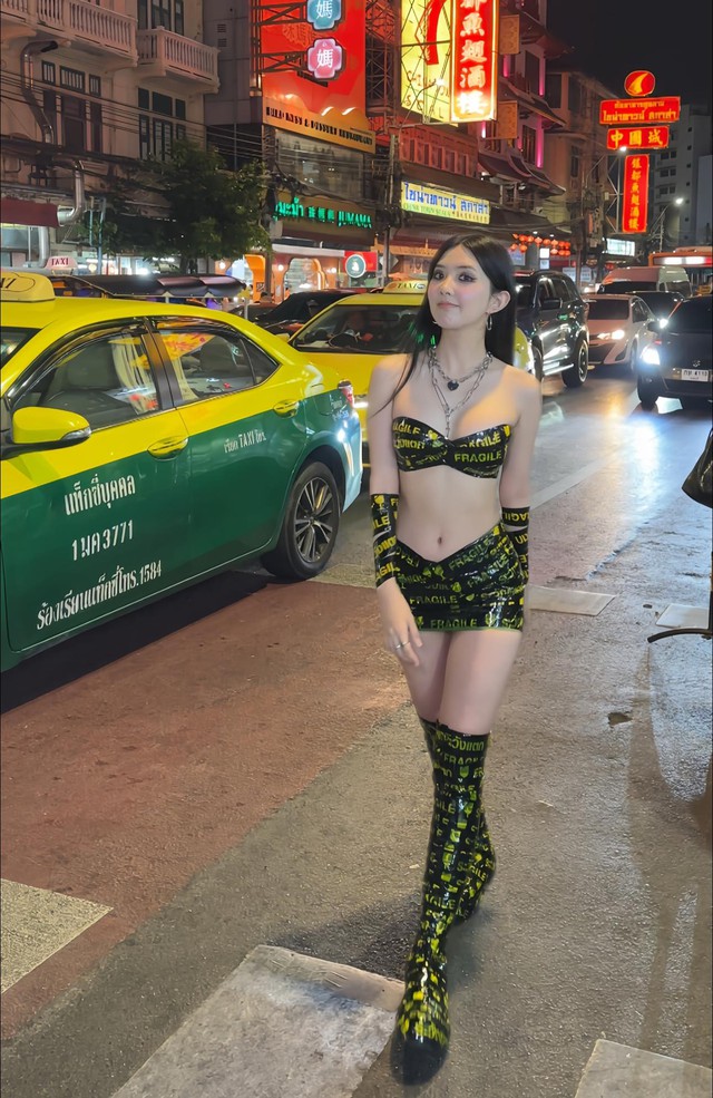 Bắt trend váy băng keo,