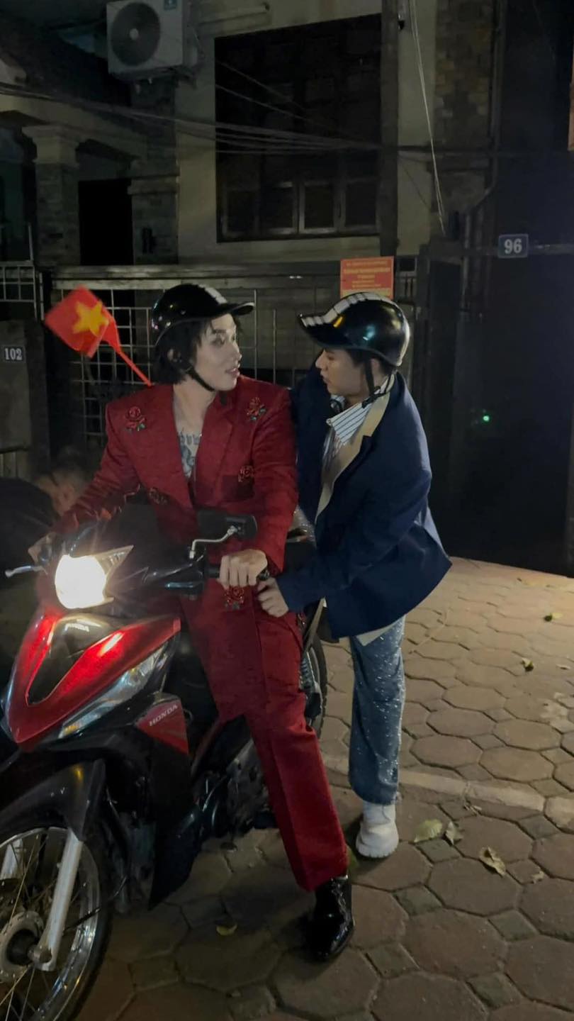 2 sao nam Vbiz bị camera ghi lại mặt như “mất sổ gạo” khi đang