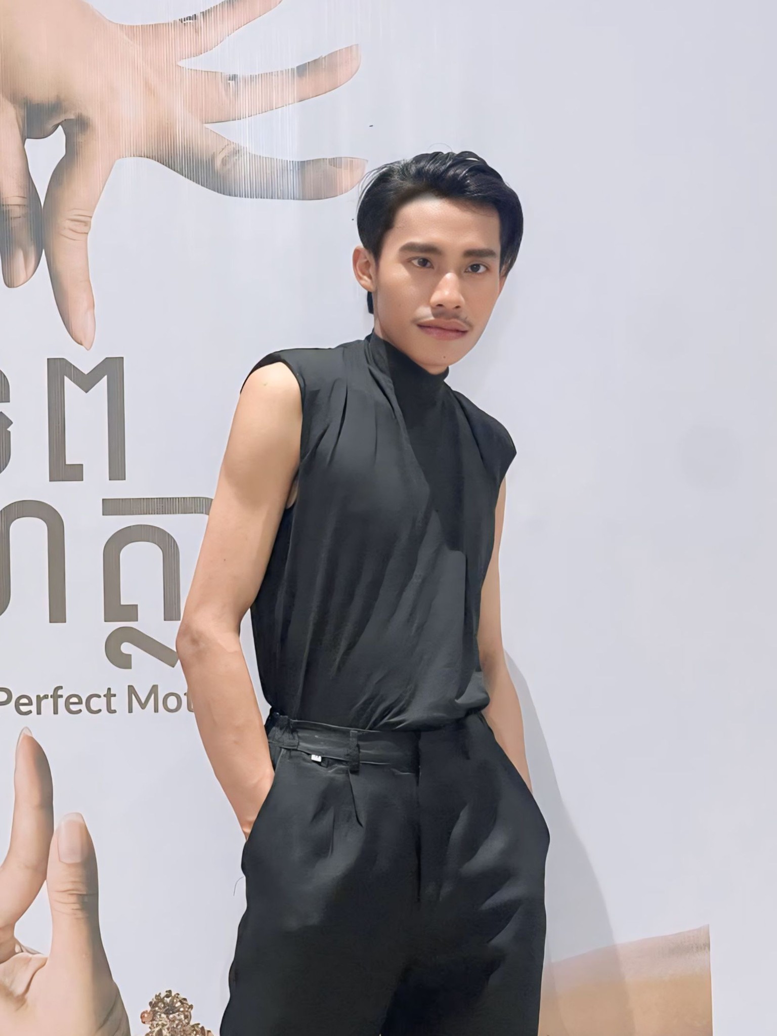 Khoảnh khắc khiến netizen xôn xao của đương kim Nam vương Campuchia và chàng trai Khoảnh khắc khiến netizen xôn xao của đương kim Nam vương Campuchia và chàng trai