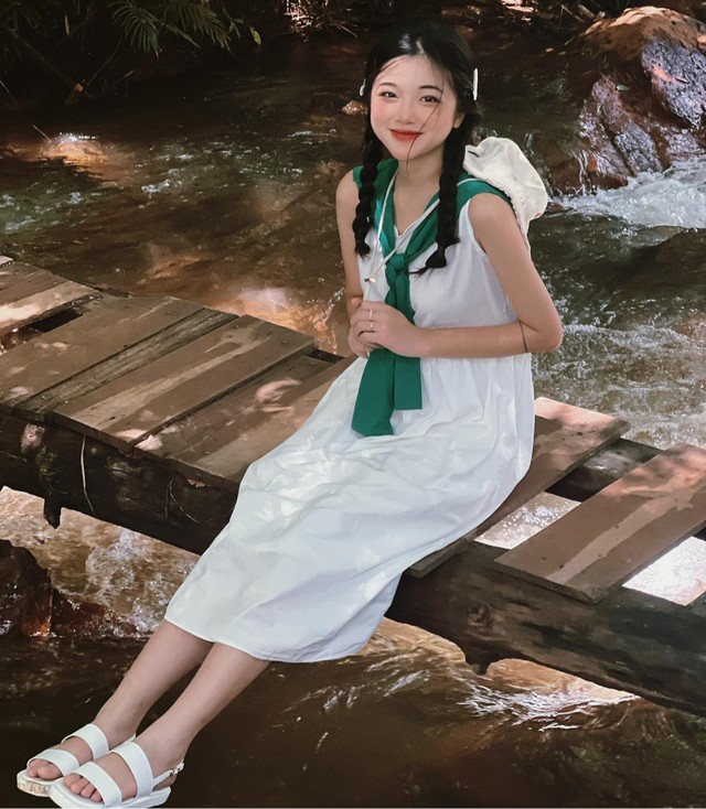 Hot girl 2K hóa tiên cá xinh đẹp,