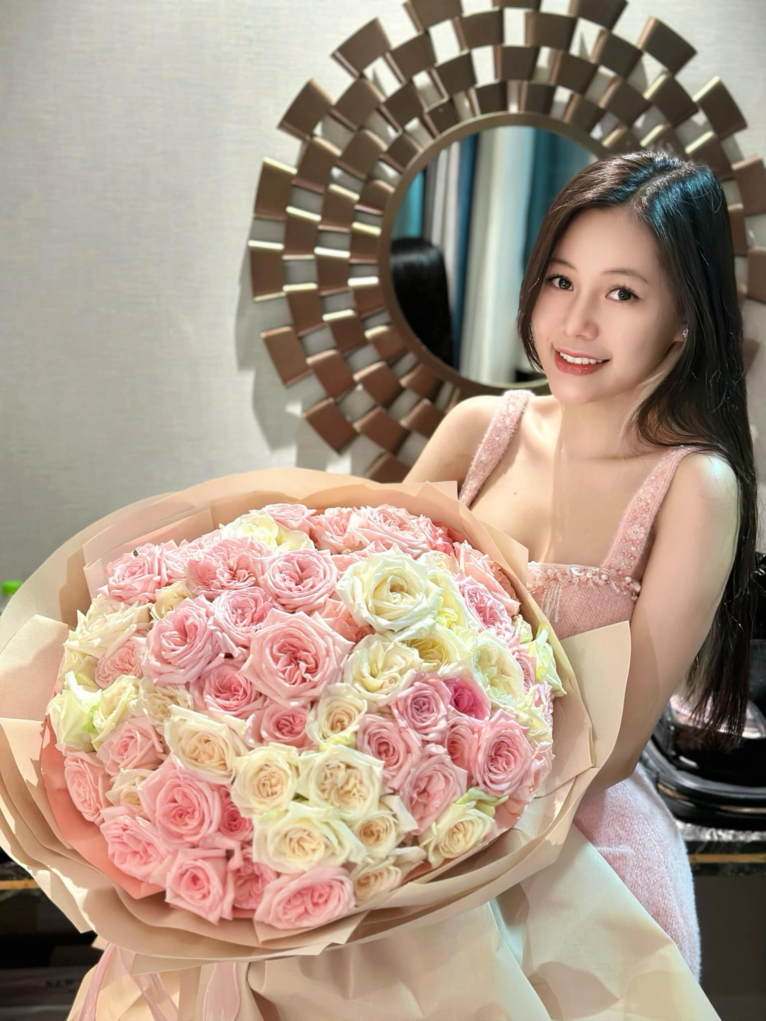 Hot girl xinh đẹp khoe số dư khủng, sổ đỏ cả sấp, cư dân mạng nhiệt tình Hot girl xinh đẹp khoe số dư khủng, sổ đỏ cả sấp, cư dân mạng nhiệt tình