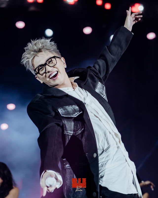 Tóm dính sao nam Vbiz cặp kè