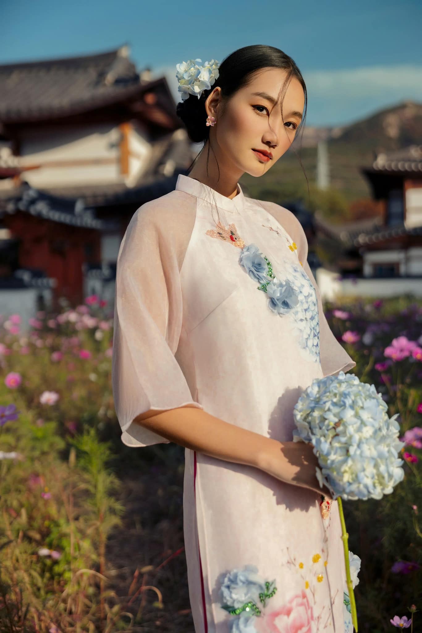 Rầm rộ danh tính 1 người đẹp nghi được