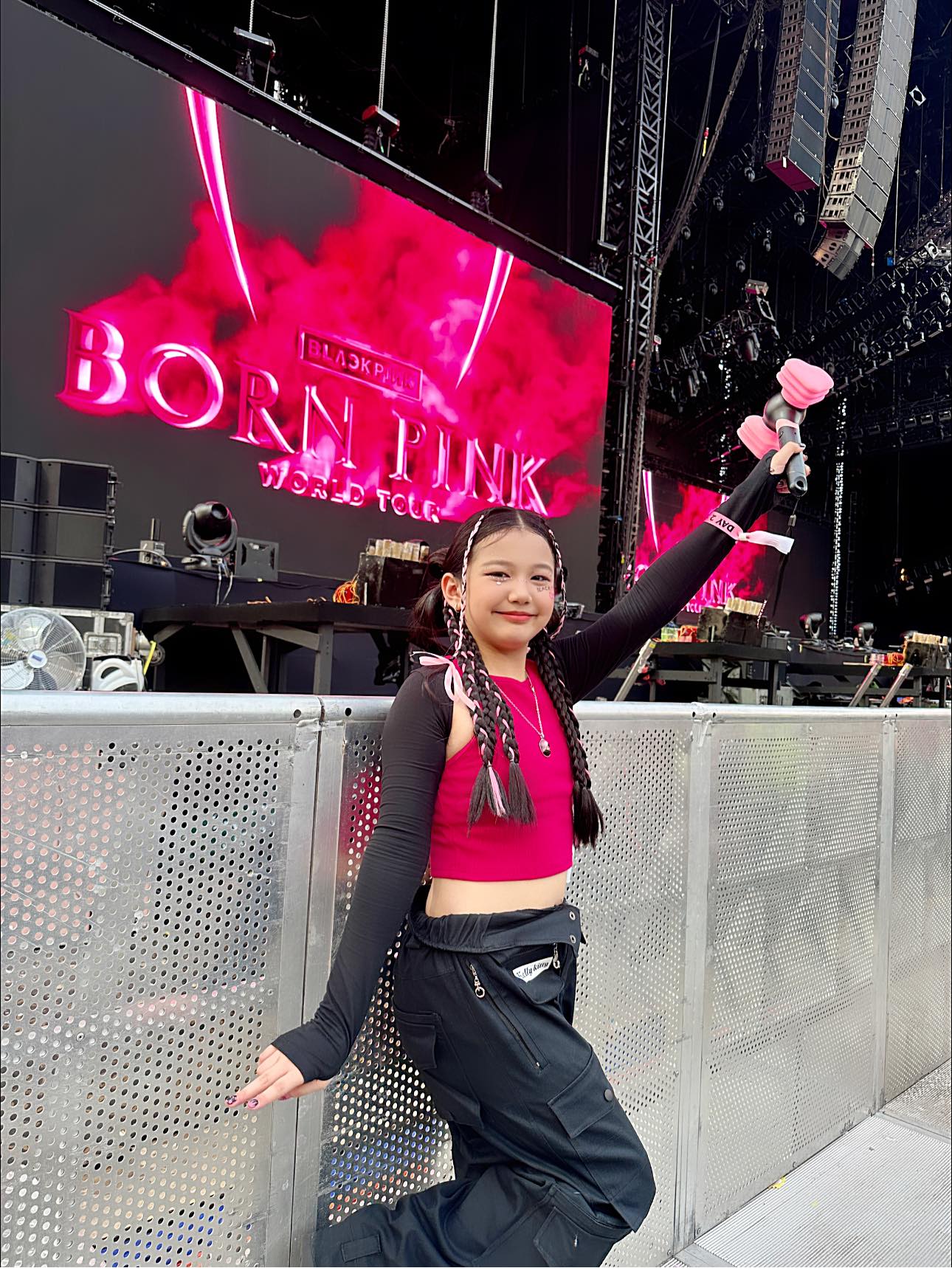 Ái nữ nhà Jennifer Phạm gây sốt ở tuổi 11: Được khen xinh đẹp như hoa hậu, nhìn phong cách đúng chuẩn