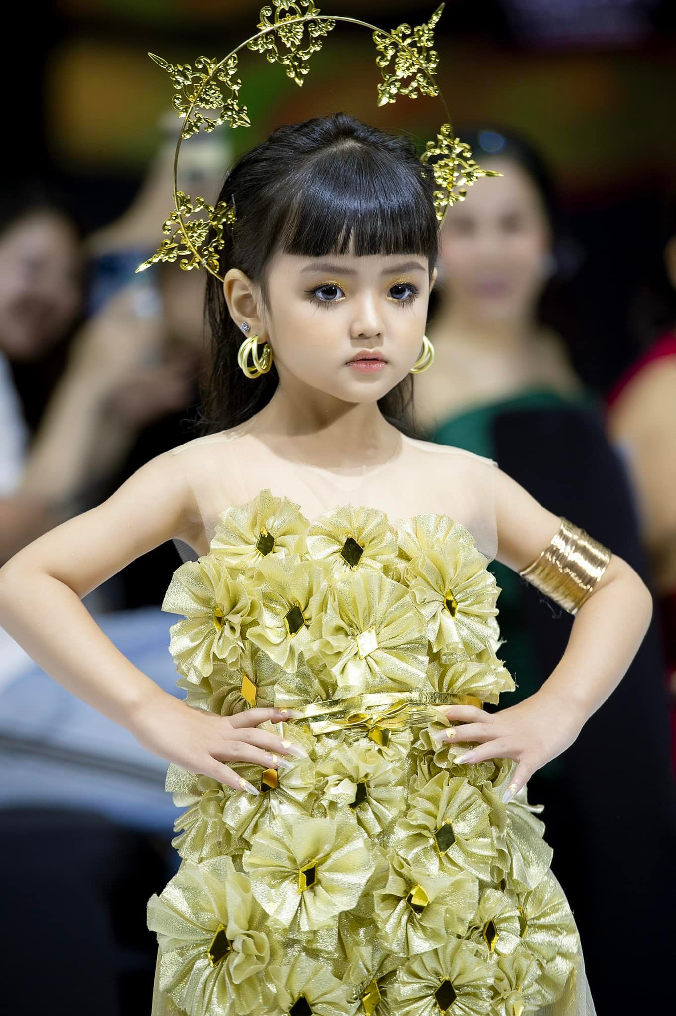 Sao nhí 2017 đắt show nhất Việt Nam hiện tại: Búp bê sống kiếm tiền cực đỉnh, 8 tuổi mua xe xịn quà khủng tặng mẹ- Ảnh 11.