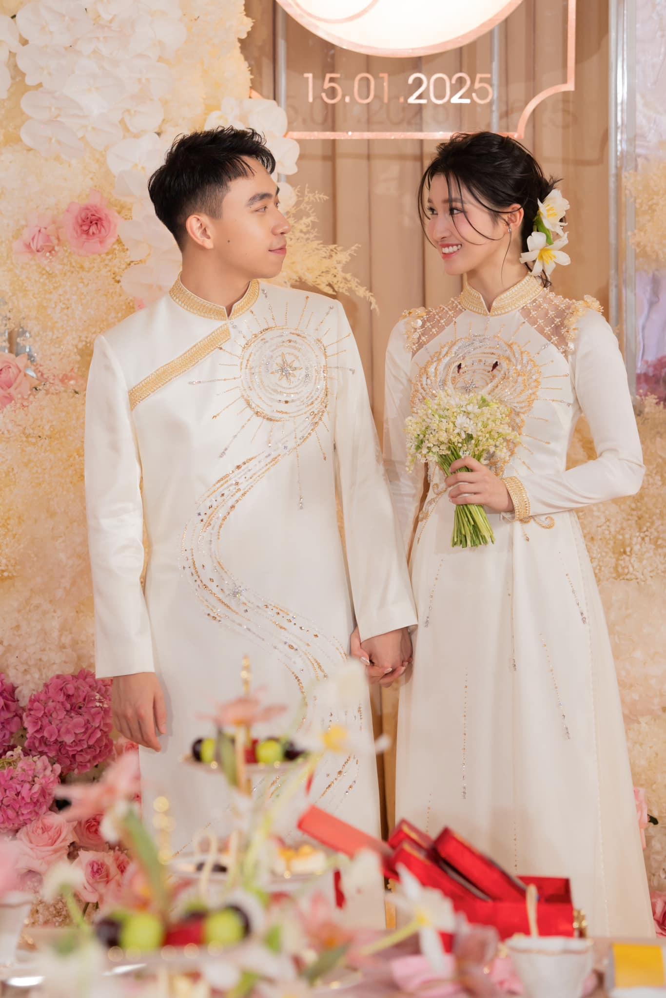 Thêm ảnh bên trong lễ ăn hỏi Phương Nhi và thiếu gia Vingroup được hé lộ, nhìn chi tiết này hiểu rõ tâm ý nhà trai!- Ảnh 7. Thêm ảnh bên trong lễ ăn hỏi Phương Nhi và thiếu gia Vingroup được hé lộ, nhìn chi tiết này hiểu rõ tâm ý nhà trai!- Ảnh 7.