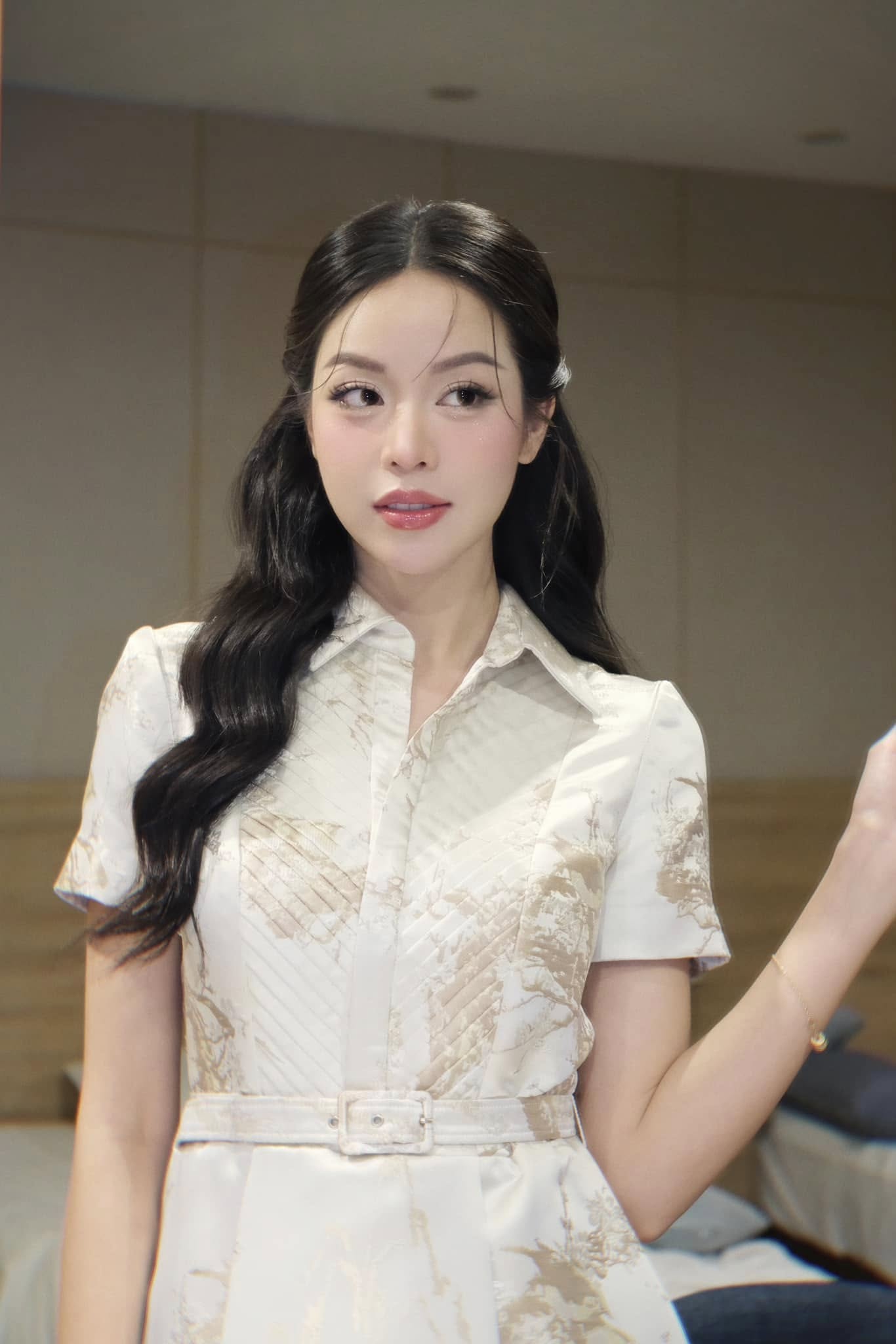 Hoa hậu Thanh Thủy đưa fan 1 món đồ, clip zoom cận khiến ai cũng bất ngờ- Ảnh 7. Hoa hậu Thanh Thủy đưa fan 1 món đồ, clip zoom cận khiến ai cũng bất ngờ- Ảnh 7.