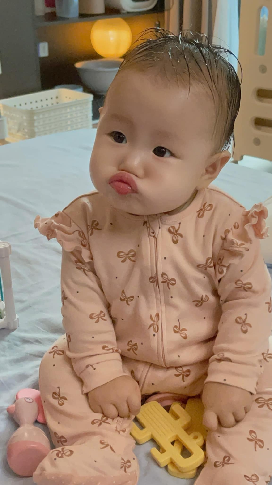 Phương Oanh hé lộ khoảnh khắc đời thường của cặp sinh đôi, biểu cảm 2 nhóc tì ra sao mà khiến netizen