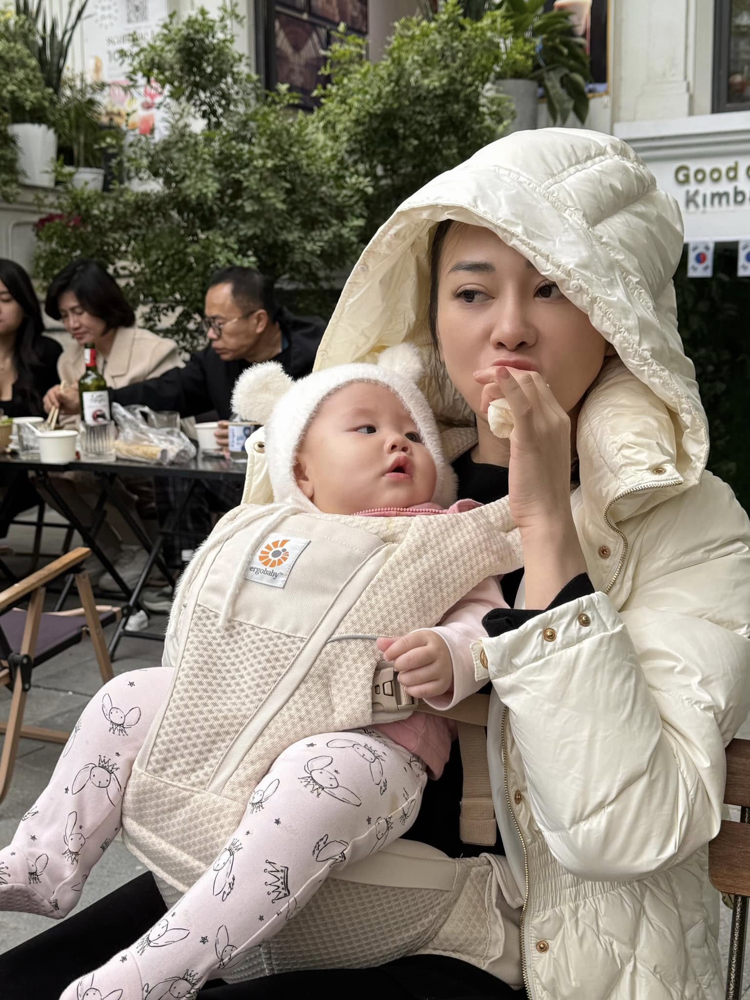 Khoảnh khắc hài hước của mẹ con Phương Oanh, biểu cảm nhóc tỳ khiến ai cũng bật cười- Ảnh 1. Khoảnh khắc hài hước của mẹ con Phương Oanh, biểu cảm nhóc tỳ khiến ai cũng bật cười- Ảnh 1.