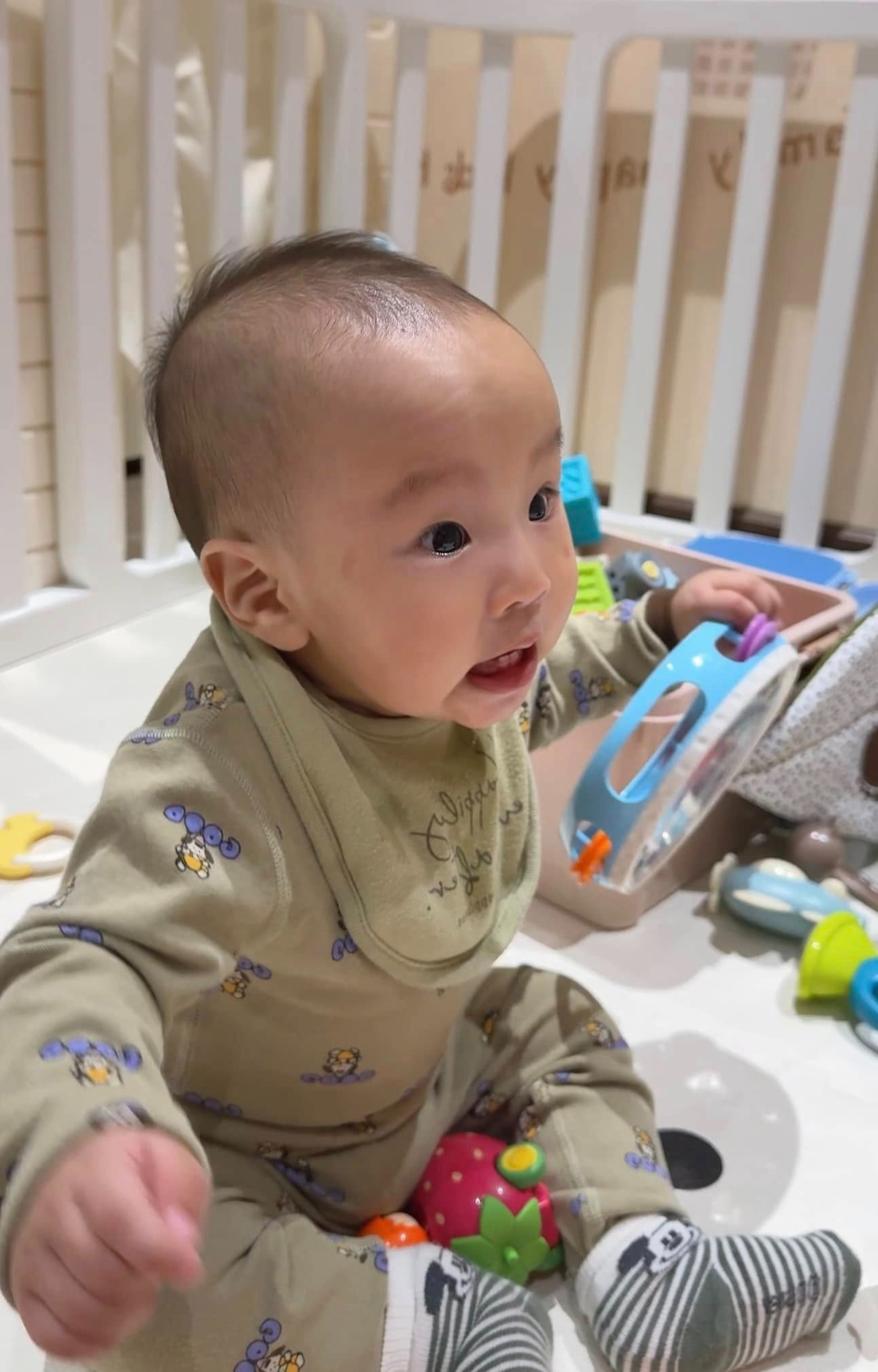 Phương Oanh hé lộ khoảnh khắc đời thường của cặp sinh đôi, biểu cảm 2 nhóc tì ra sao mà khiến netizen