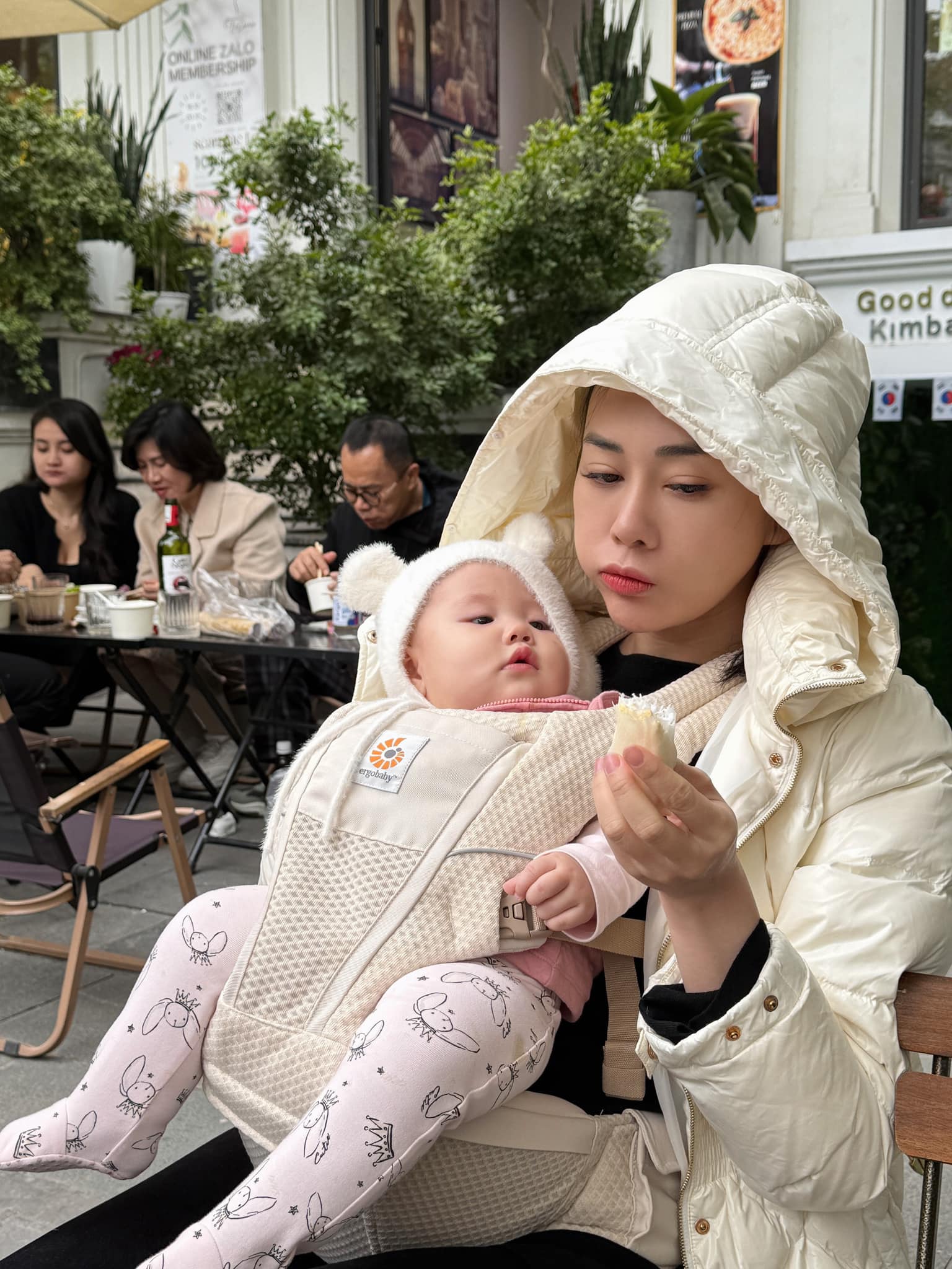 Khoảnh khắc hài hước của mẹ con Phương Oanh, biểu cảm nhóc tỳ khiến ai cũng bật cười- Ảnh 2. Khoảnh khắc hài hước của mẹ con Phương Oanh, biểu cảm nhóc tỳ khiến ai cũng bật cười- Ảnh 2.