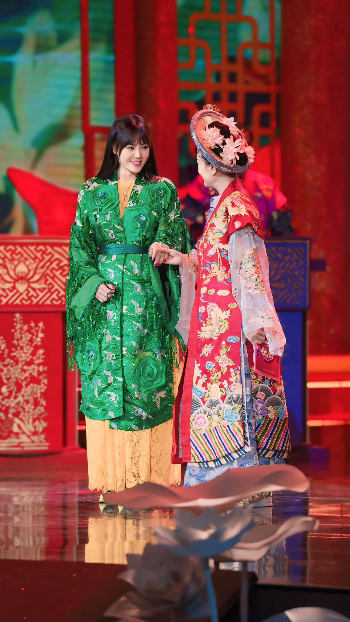 Mỹ nhân phim Việt giờ vàng đẹp không tì vết ở Táo Quân 2025, visual thăng hạng khiến dân tình ngỡ ngàng- Ảnh 3. Mỹ nhân phim Việt giờ vàng đẹp không tì vết ở Táo Quân 2025, visual thăng hạng khiến dân tình ngỡ ngàng- Ảnh 3.