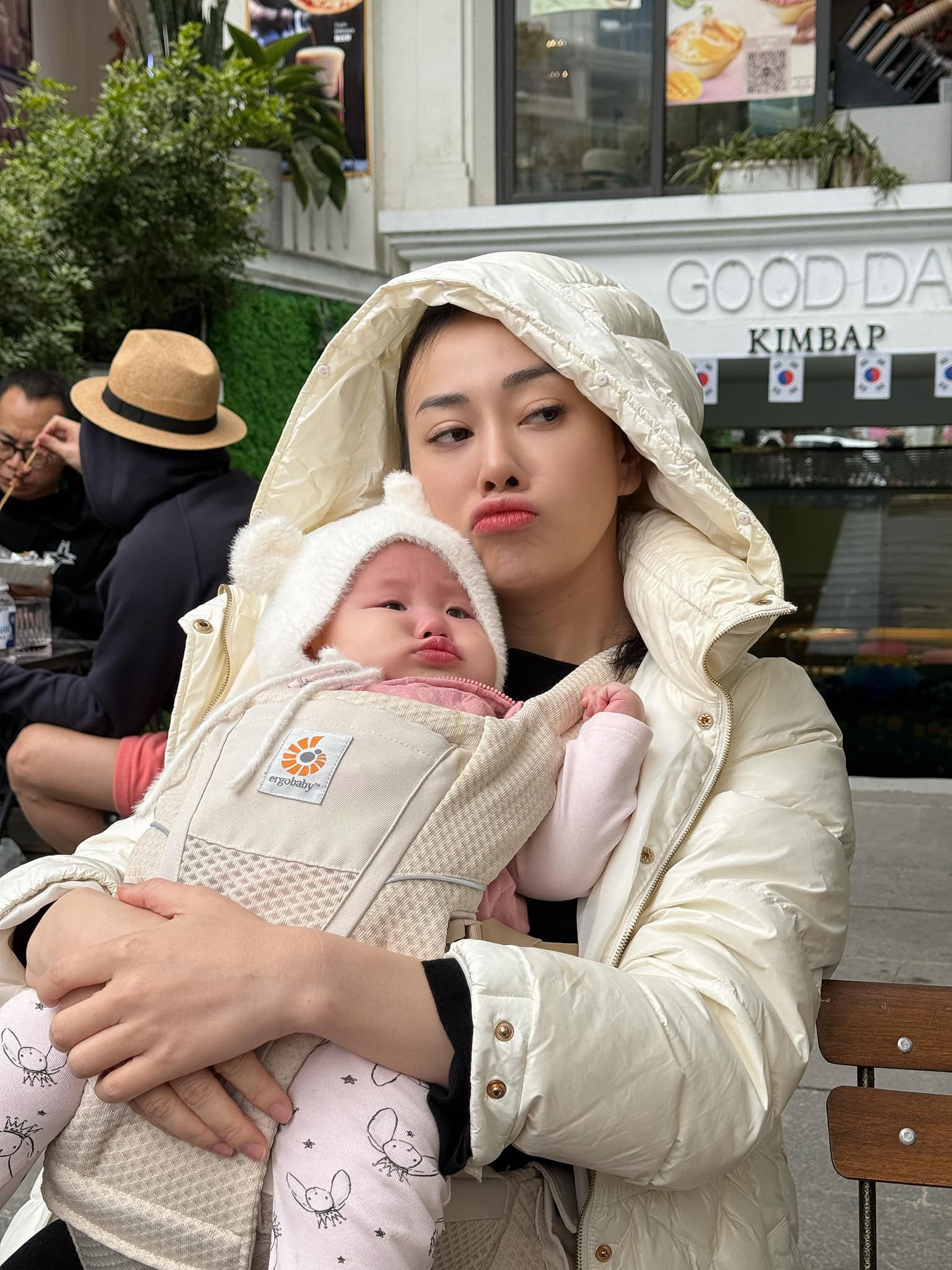 Khoảnh khắc hài hước của mẹ con Phương Oanh, biểu cảm nhóc tỳ khiến ai cũng bật cười- Ảnh 4. Khoảnh khắc hài hước của mẹ con Phương Oanh, biểu cảm nhóc tỳ khiến ai cũng bật cười- Ảnh 4.