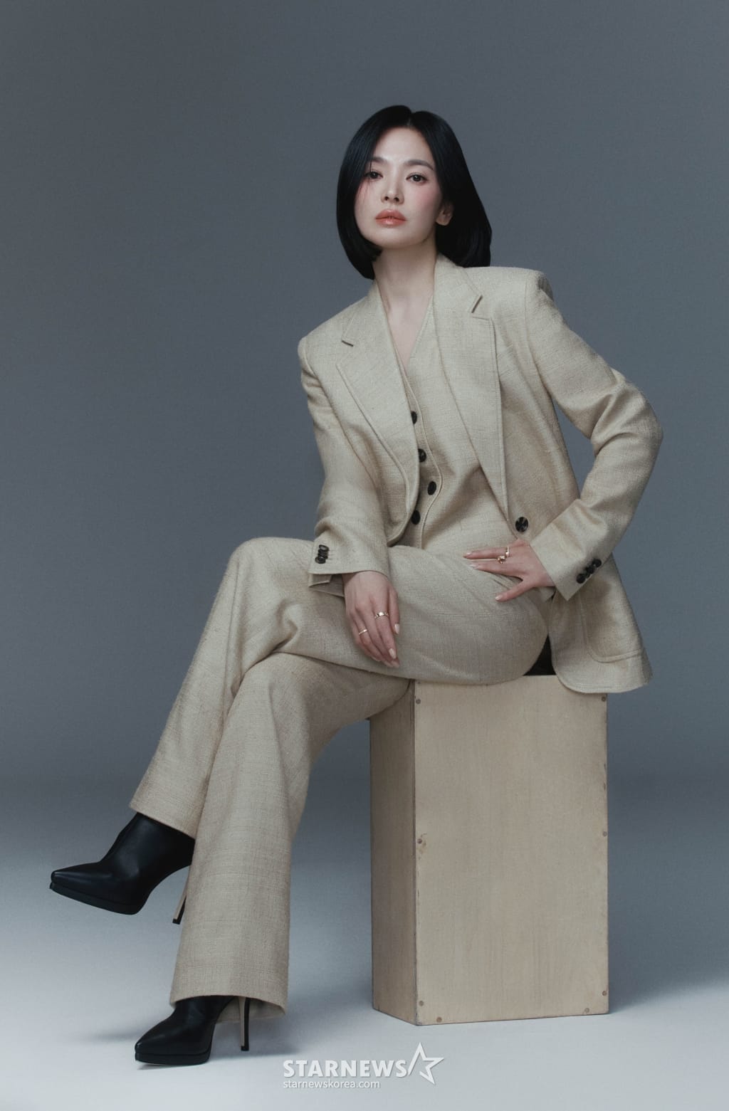 4744896949390556749951755908036439570618838n-1737433031064334433890-1737454610611-17374546111881804544205 "Chị đẹp" Song Hye Kyo lại gây náo loạn với loạt ảnh mới, ngày càng có khí chất tổng tài 4744896949390556749951755908036439570618838n 1737433031064334433890 1737454610611 17374546111881804544205