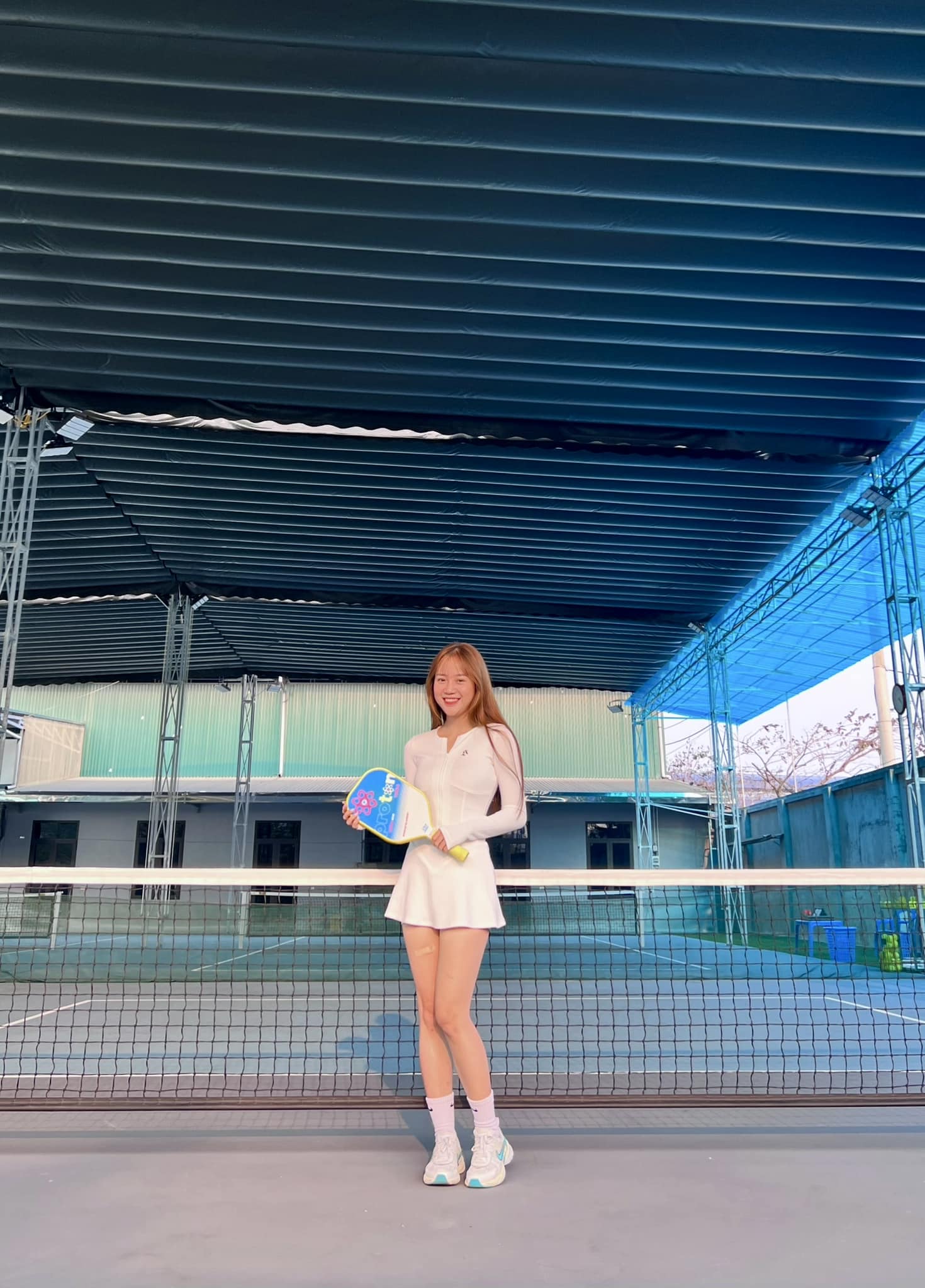 Mai Linh Zuto khoe vóc dáng hờ hững