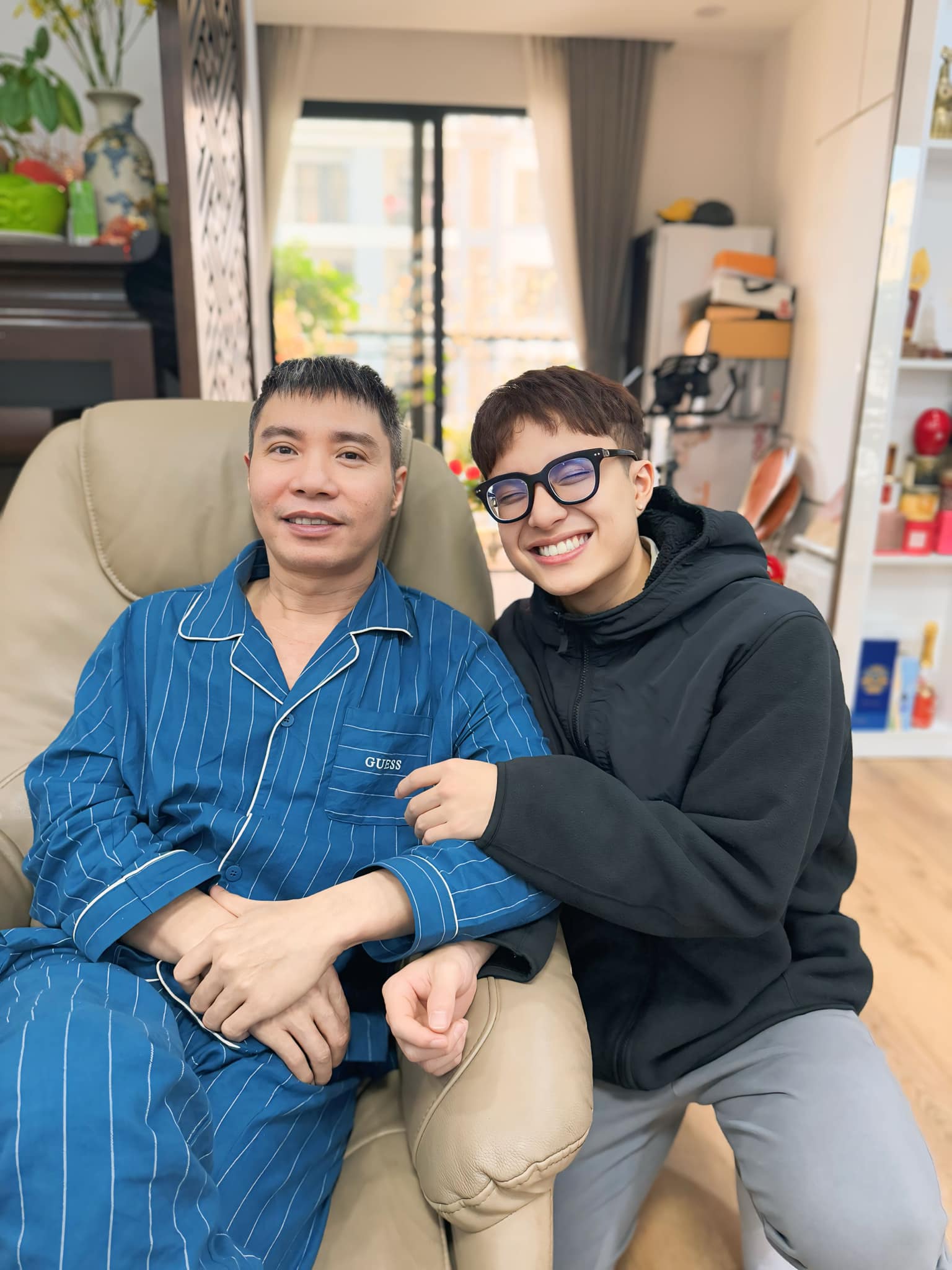 Vợ NSND Công Lý thân thiết với con trai riêng của chồng- Ảnh 1.