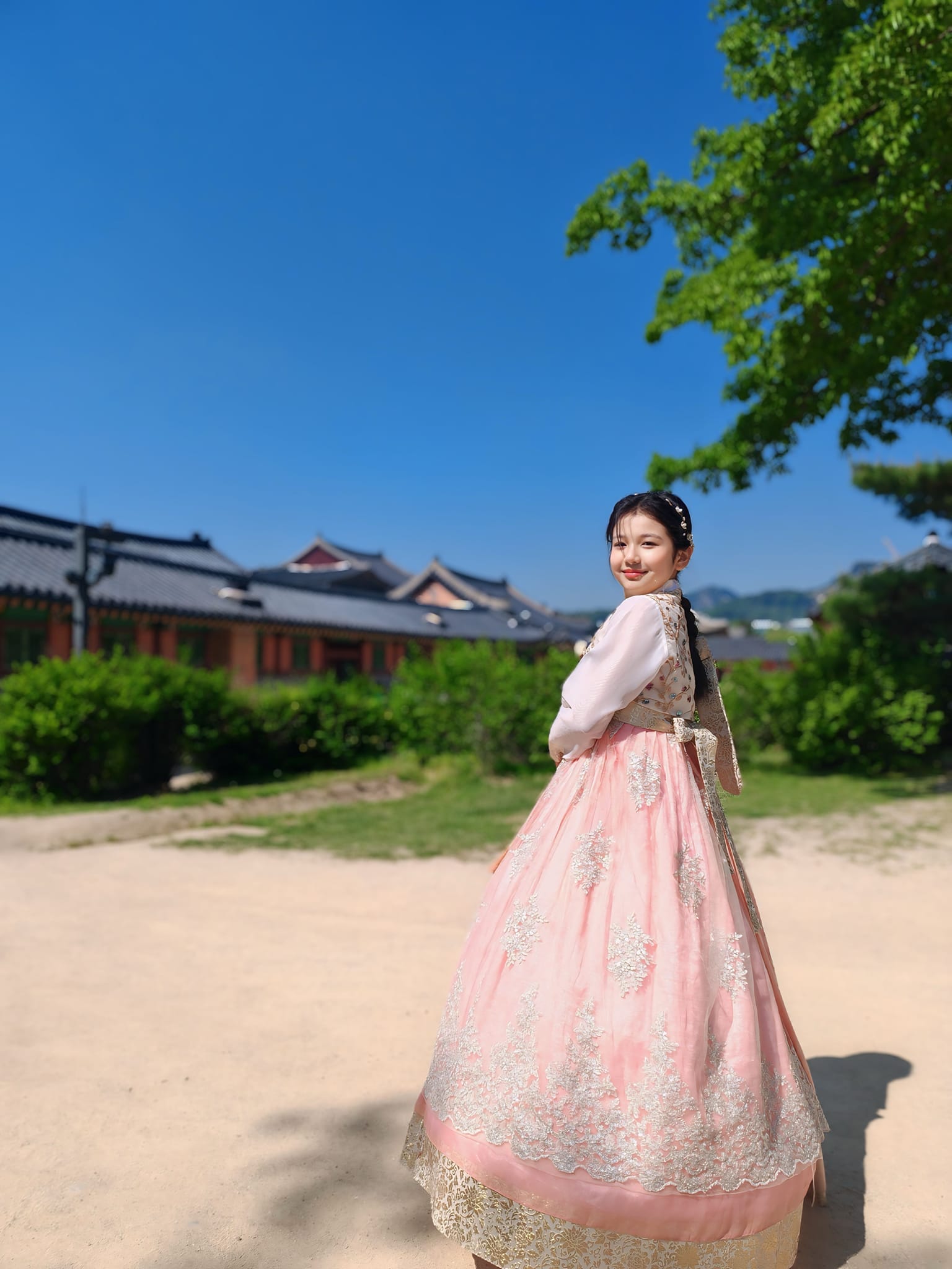 Ái nữ nhà Jennifer Phạm gây sốt ở tuổi 11: Được khen xinh đẹp như hoa hậu, nhìn phong cách đúng chuẩn