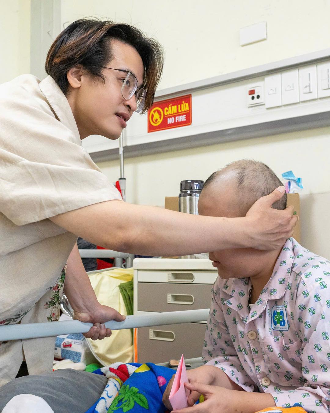 Hà Anh Tuấn tiết lộ 3 cuộc hội thoại gây xúc động mạnh khi gặp các bệnh nhi ung thư ngày giáp Tết- Ảnh 2. Hà Anh Tuấn tiết lộ 3 cuộc hội thoại gây xúc động mạnh khi gặp các bệnh nhi ung thư ngày giáp Tết- Ảnh 2.