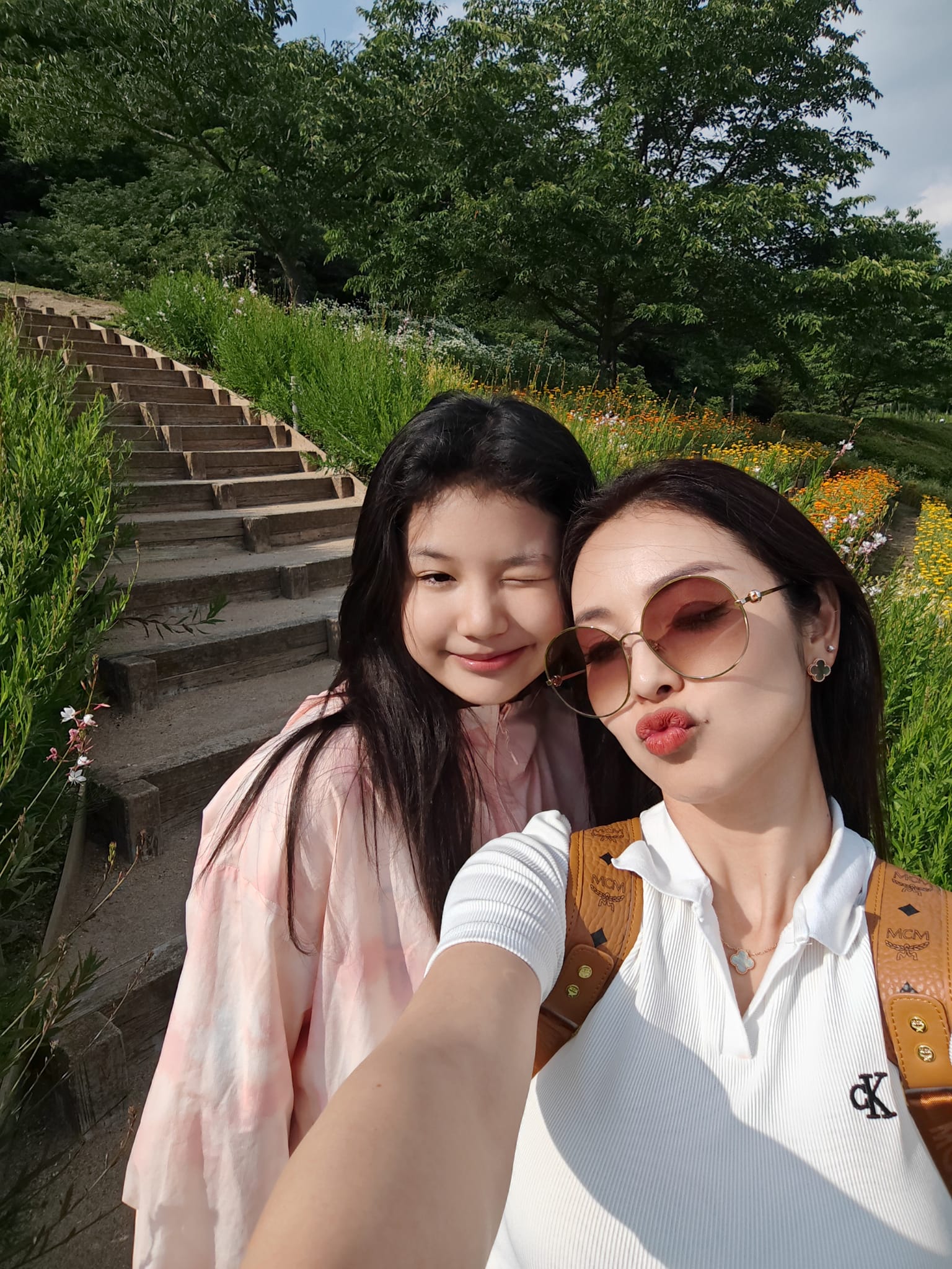 Ái nữ nhà Jennifer Phạm gây sốt ở tuổi 11: Được khen xinh đẹp như hoa hậu, nhìn phong cách đúng chuẩn