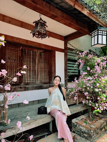 Diện trang phục bị nghi