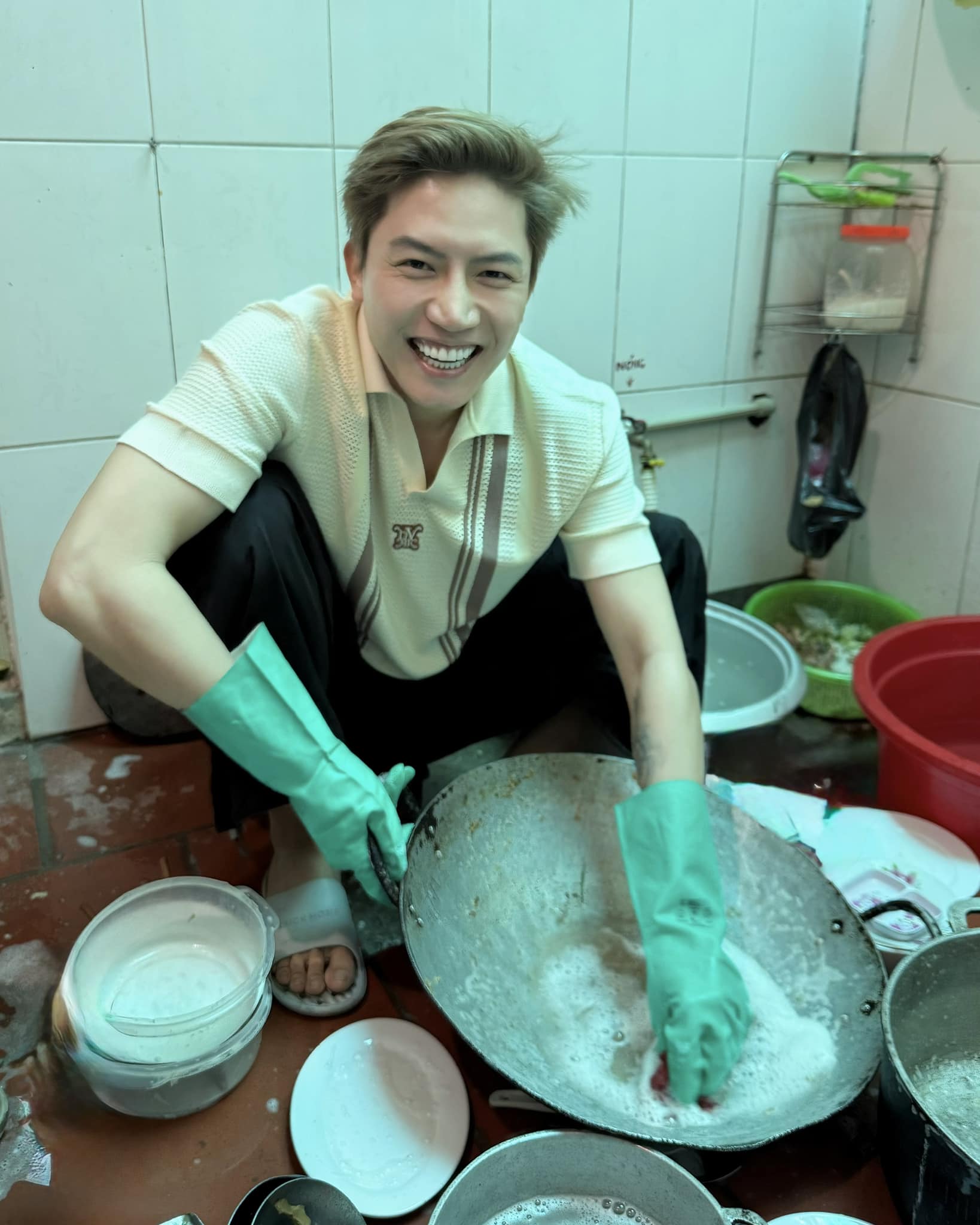 Sao nam Vbiz gây tranh cãi nhất mùa Tết 2025: Đăng mã QR nhận lì xì, đùa vui hay phản cảm?- Ảnh 3. Sao nam Vbiz gây tranh cãi nhất mùa Tết 2025: Đăng mã QR nhận lì xì, đùa vui hay phản cảm?- Ảnh 3.