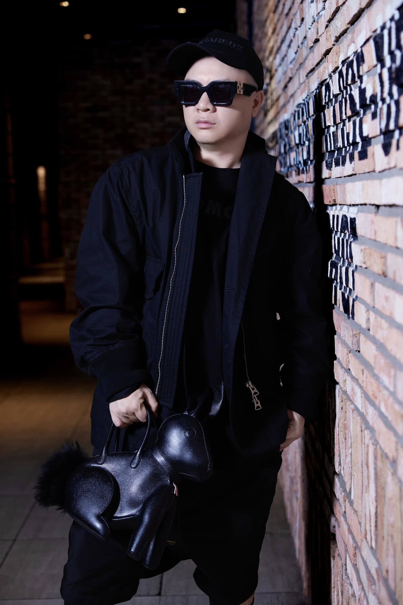 Như chưa từng chia ly: Hoa hậu Ý Nhi giao lưu với một nghệ sĩ Việt từng đòi tước vương miện!- Ảnh 2. Như chưa từng chia ly: Hoa hậu Ý Nhi giao lưu với một nghệ sĩ Việt từng đòi tước vương miện!- Ảnh 2.