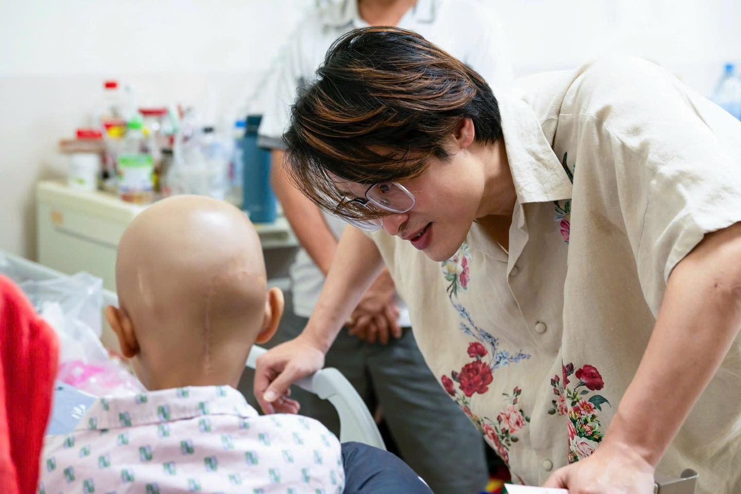 Hà Anh Tuấn tiết lộ 3 cuộc hội thoại gây xúc động mạnh khi gặp các bệnh nhi ung thư ngày giáp Tết- Ảnh 1. Hà Anh Tuấn tiết lộ 3 cuộc hội thoại gây xúc động mạnh khi gặp các bệnh nhi ung thư ngày giáp Tết- Ảnh 1.