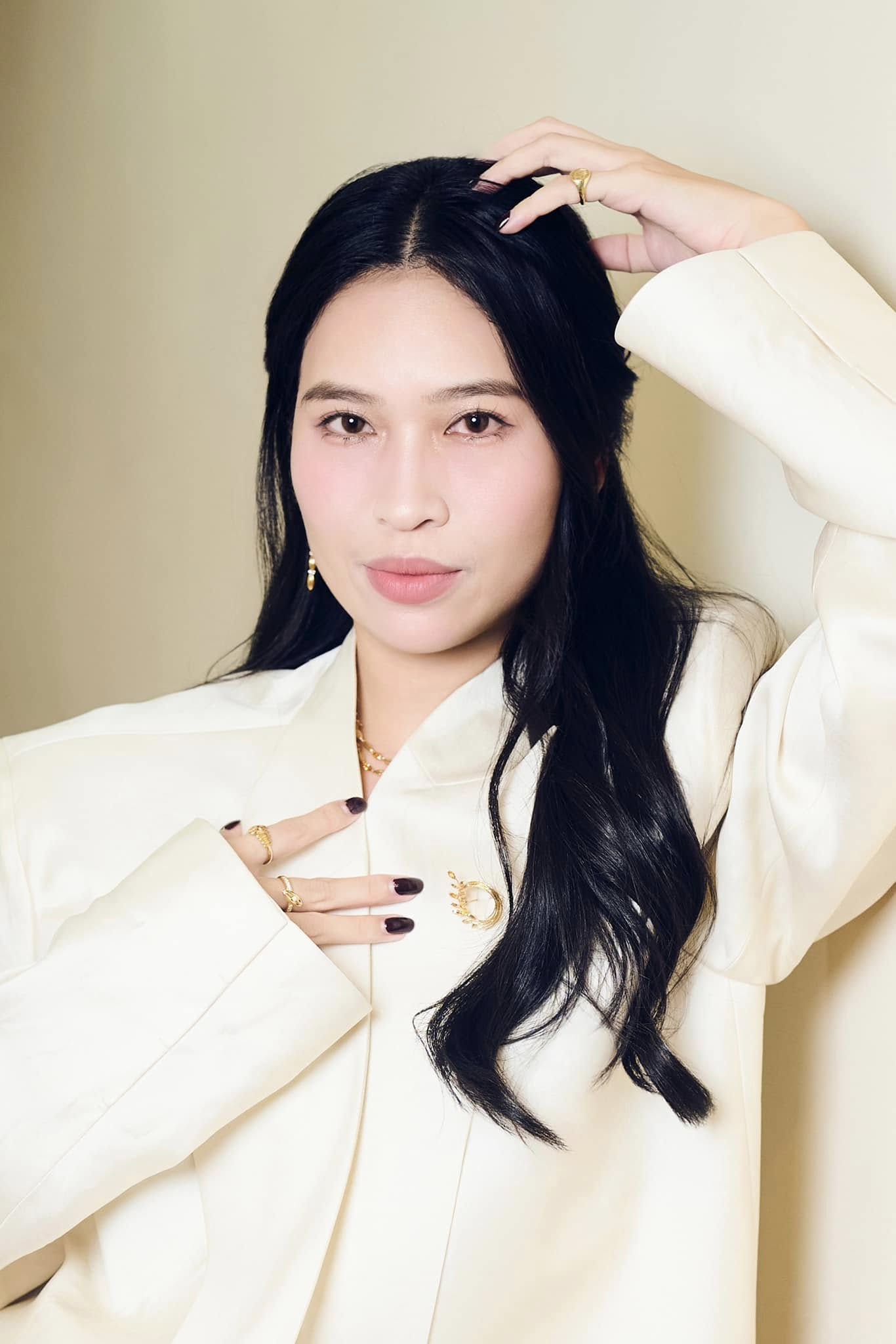 Xuất hiện cô gái được săn đón chẳng kém các Em Xinh Say Hi tại họp báo ra mắt, biết