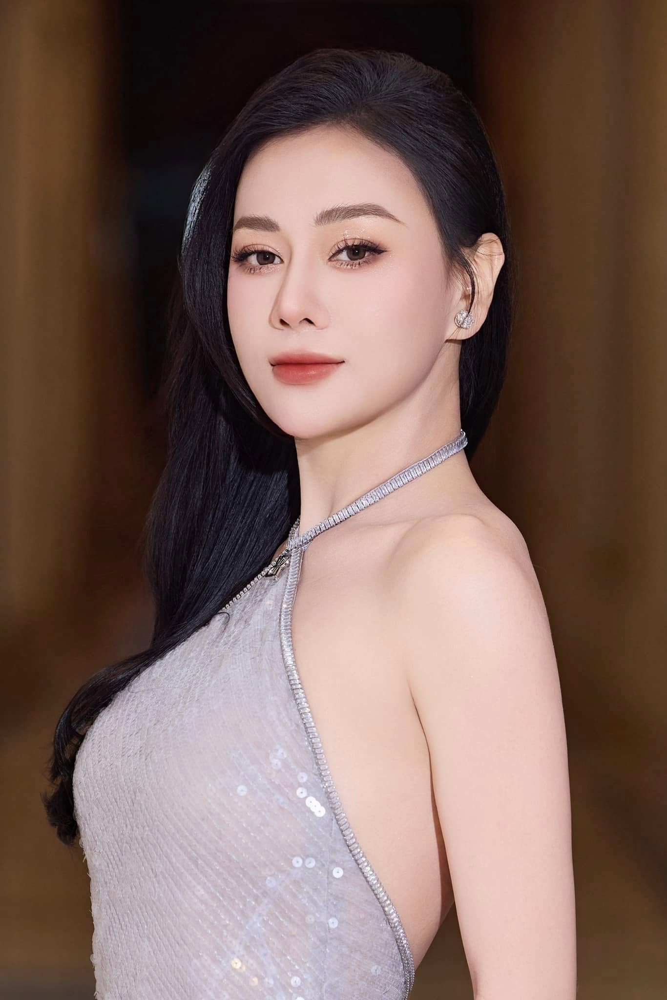 Đoạn clip trước khi thẩm mỹ của phú bà Việt viral trở lại, gương mặt lộ rõ khuyết điểm- Ảnh 7. Đoạn clip trước khi thẩm mỹ của phú bà Việt viral trở lại, gương mặt lộ rõ khuyết điểm- Ảnh 7.