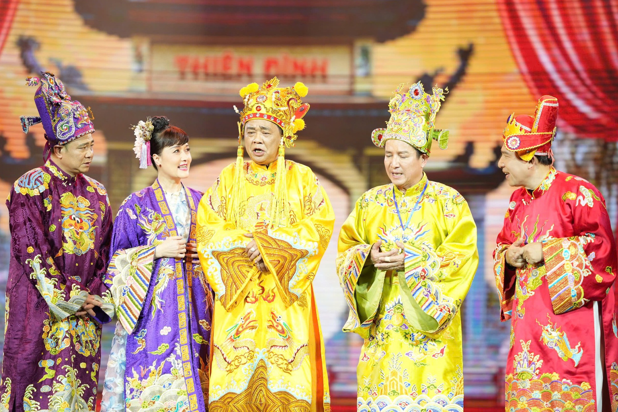 Lộ danh tính 2 “siêu sao” đứng sau thành công của Táo Quân 2025