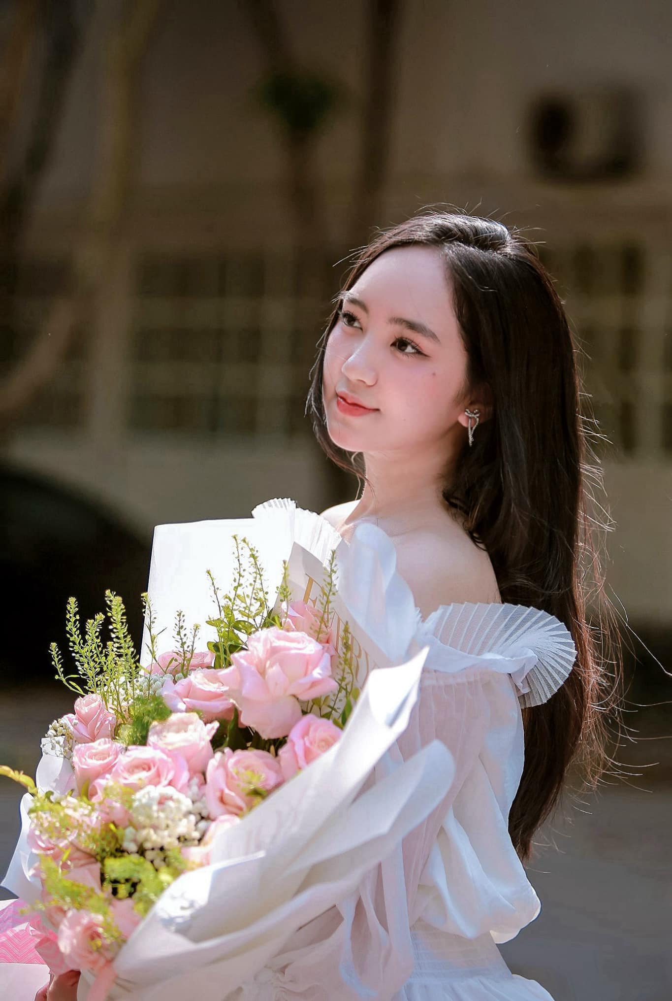 Đi nhận bằng tốt nghiệp, nữ sinh xứ Nghệ bất ngờ nổi tiếng vì quá xinh - 7