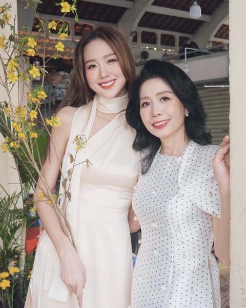 Vũ trụ mỹ nhân Việt nhập đường đua mùng 1 Tết: Thùy Tiên - Thanh Thủy đọ sắc bất phân thắng bại- Ảnh 8. Vũ trụ mỹ nhân Việt nhập đường đua mùng 1 Tết: Thùy Tiên - Thanh Thủy đọ sắc bất phân thắng bại- Ảnh 8.