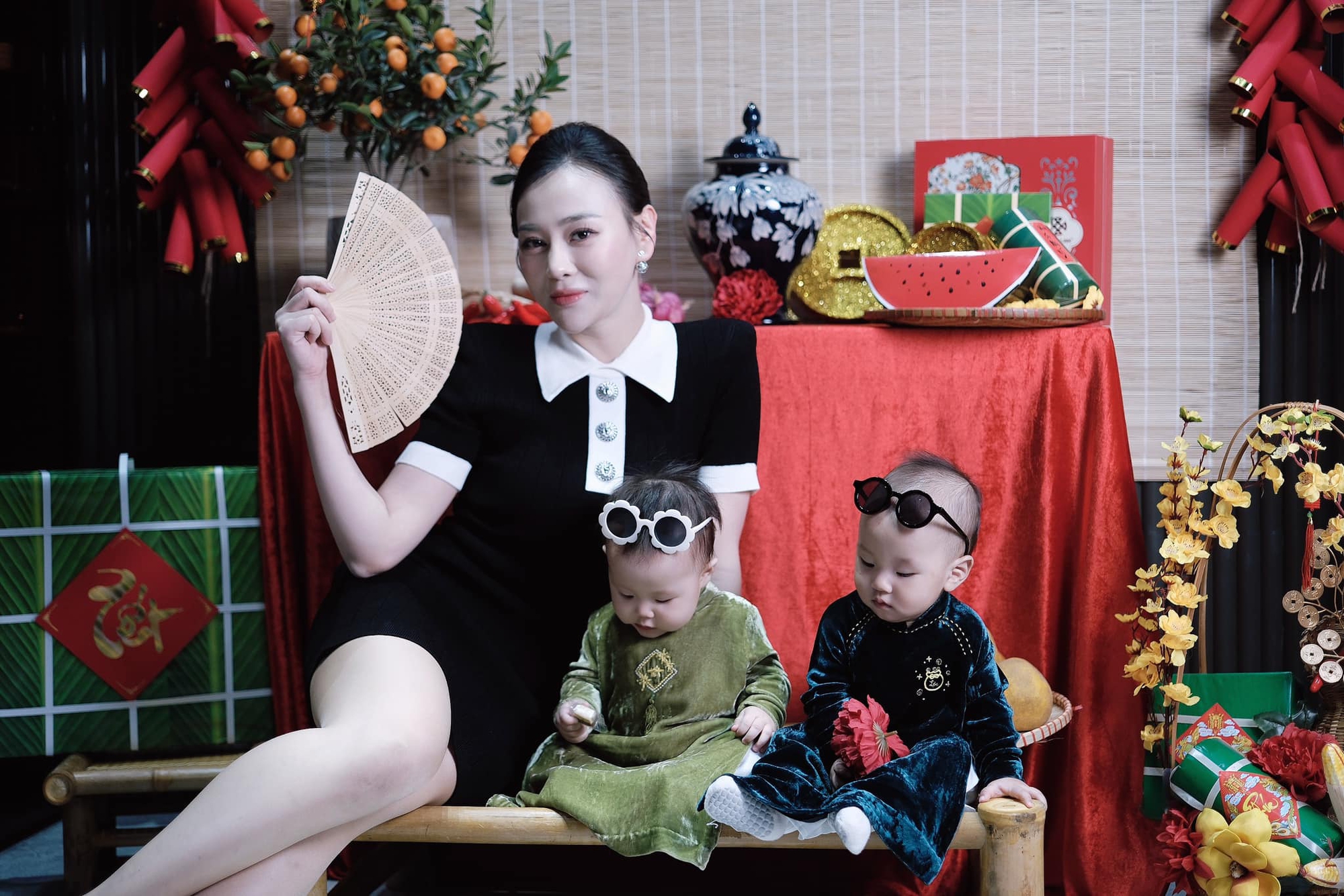 Cặp song sinh nhà Phương Oanh - shark Bình gây cười với loạt biểu cảm cực tinh nghịch- Ảnh 1. Cặp song sinh nhà Phương Oanh - shark Bình gây cười với loạt biểu cảm cực tinh nghịch- Ảnh 1.