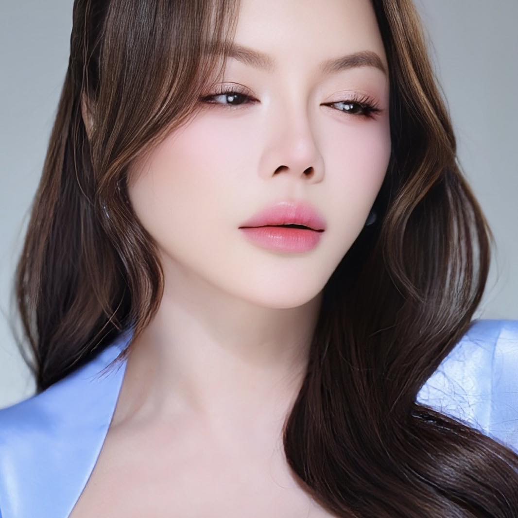 Bất ngờ với nhan sắc hiện tại của Lý Nhã Kỳ, tuổi 42 lại giống 1 nữ ca sĩ nổi tiếng- Ảnh 1. Bất ngờ với nhan sắc hiện tại của Lý Nhã Kỳ, tuổi 42 lại giống 1 nữ ca sĩ nổi tiếng- Ảnh 1.