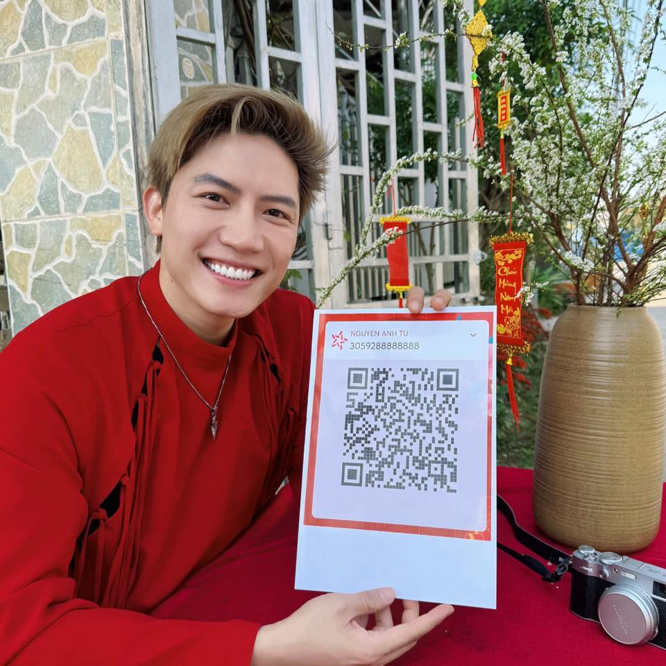 Sao nam Vbiz gây tranh cãi nhất mùa Tết 2025: Đăng mã QR nhận lì xì, đùa vui hay phản cảm?- Ảnh 1. Sao nam Vbiz gây tranh cãi nhất mùa Tết 2025: Đăng mã QR nhận lì xì, đùa vui hay phản cảm?- Ảnh 1.