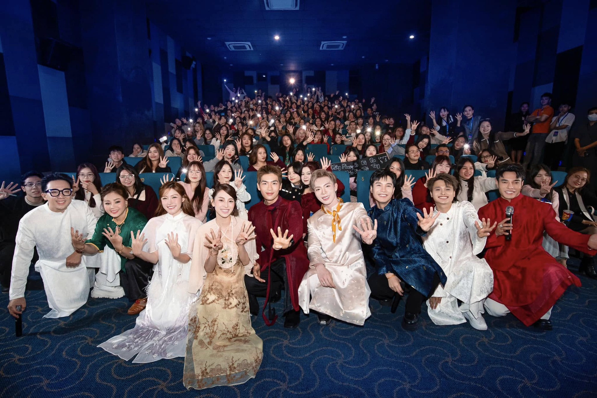 Trấn Thành quỳ gối xin lỗi khán giả- Ảnh 1.